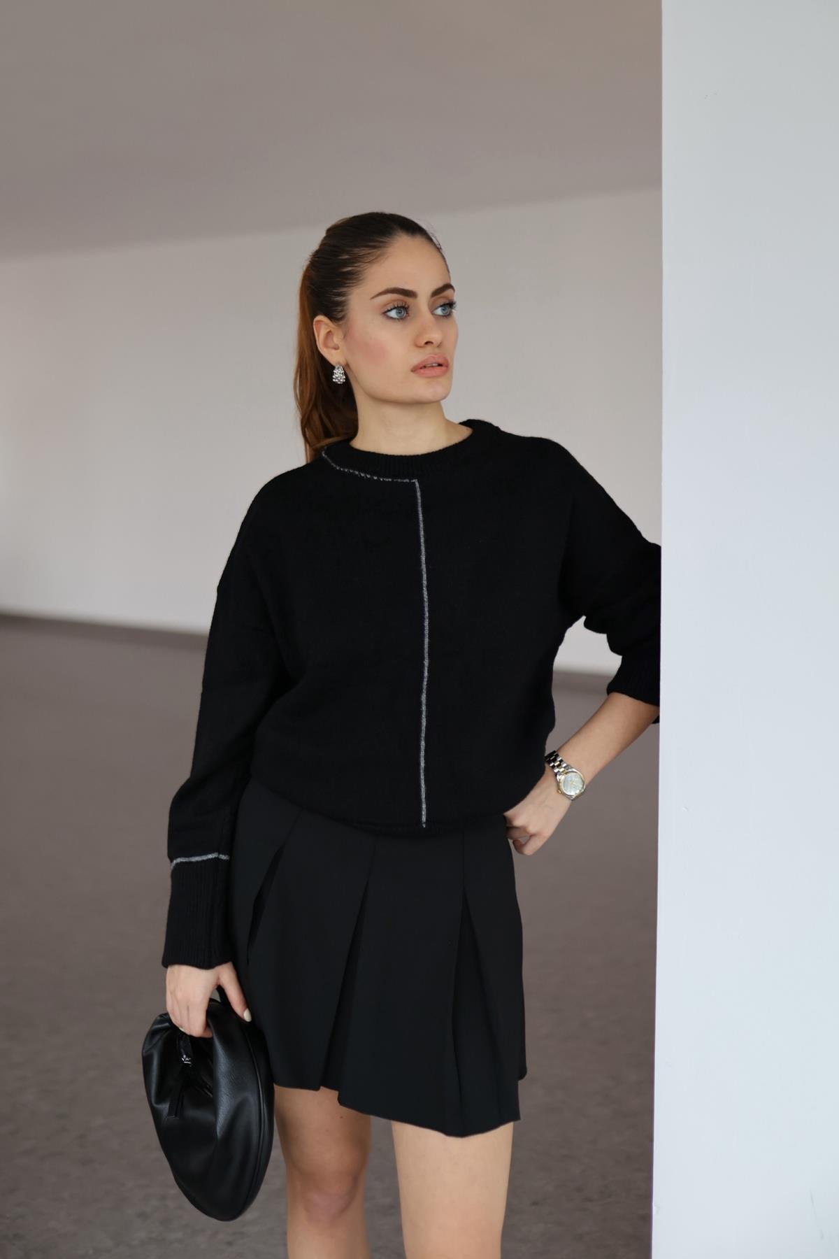 Beyaz Şeritli Siyah Kazak