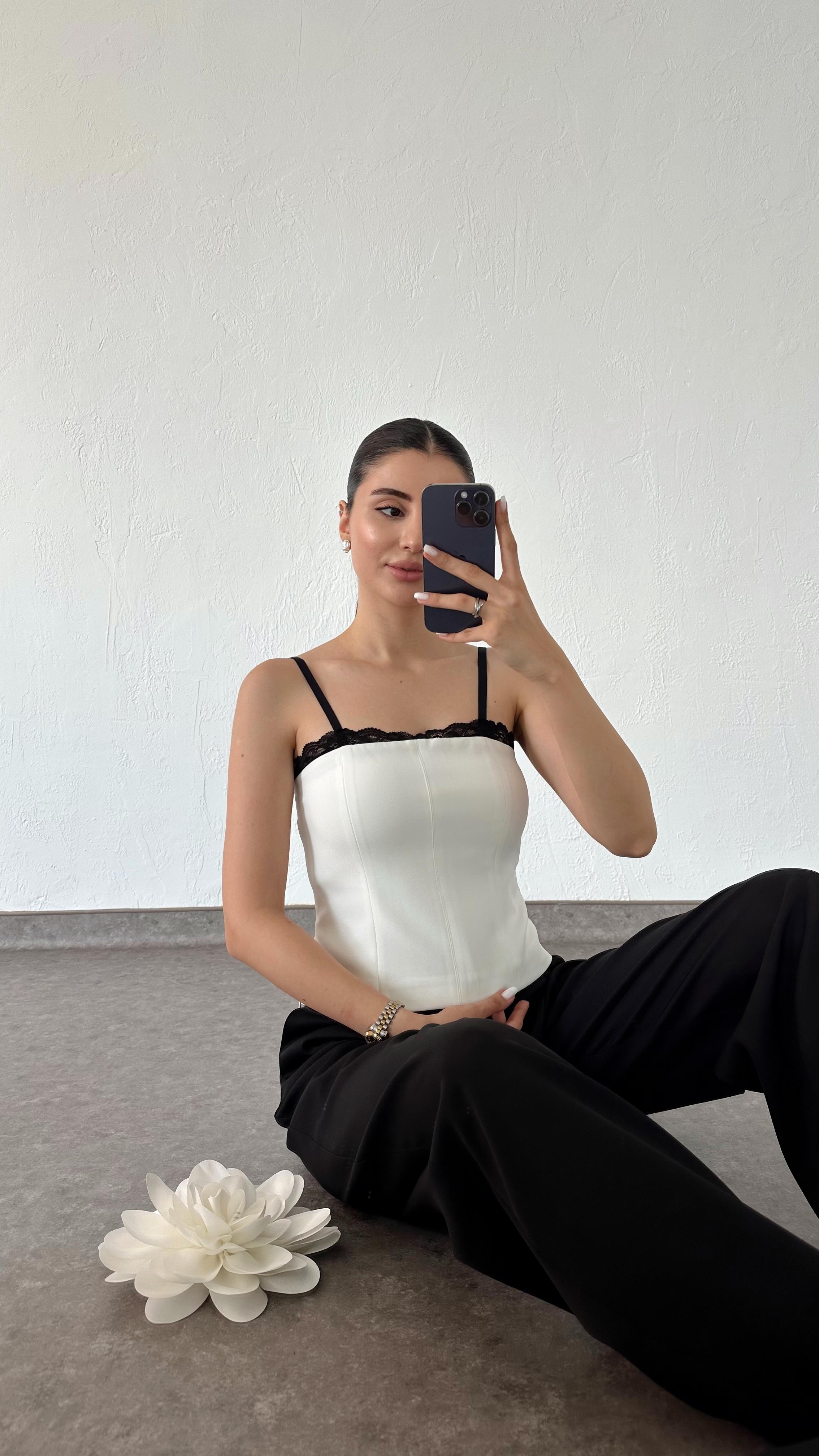 Dantelli Astarlı Beyaz Bluz