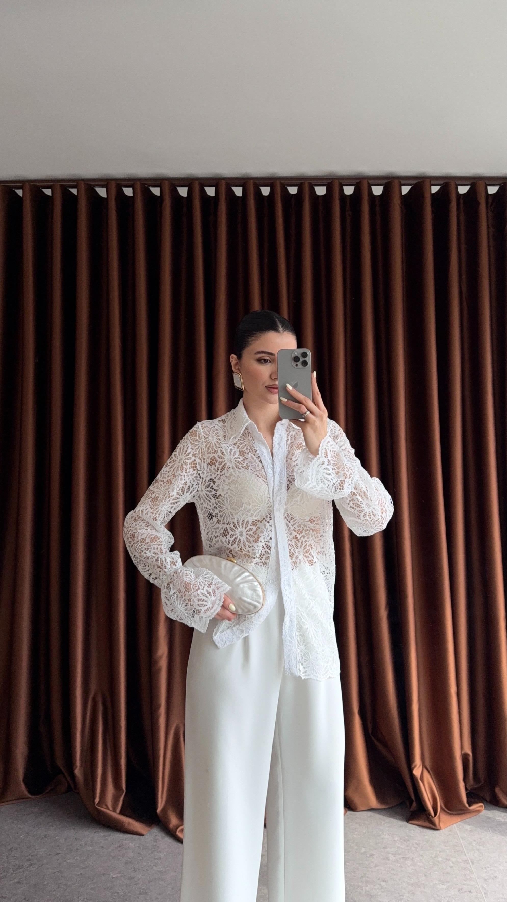 Dantelli Beyaz Gömlek