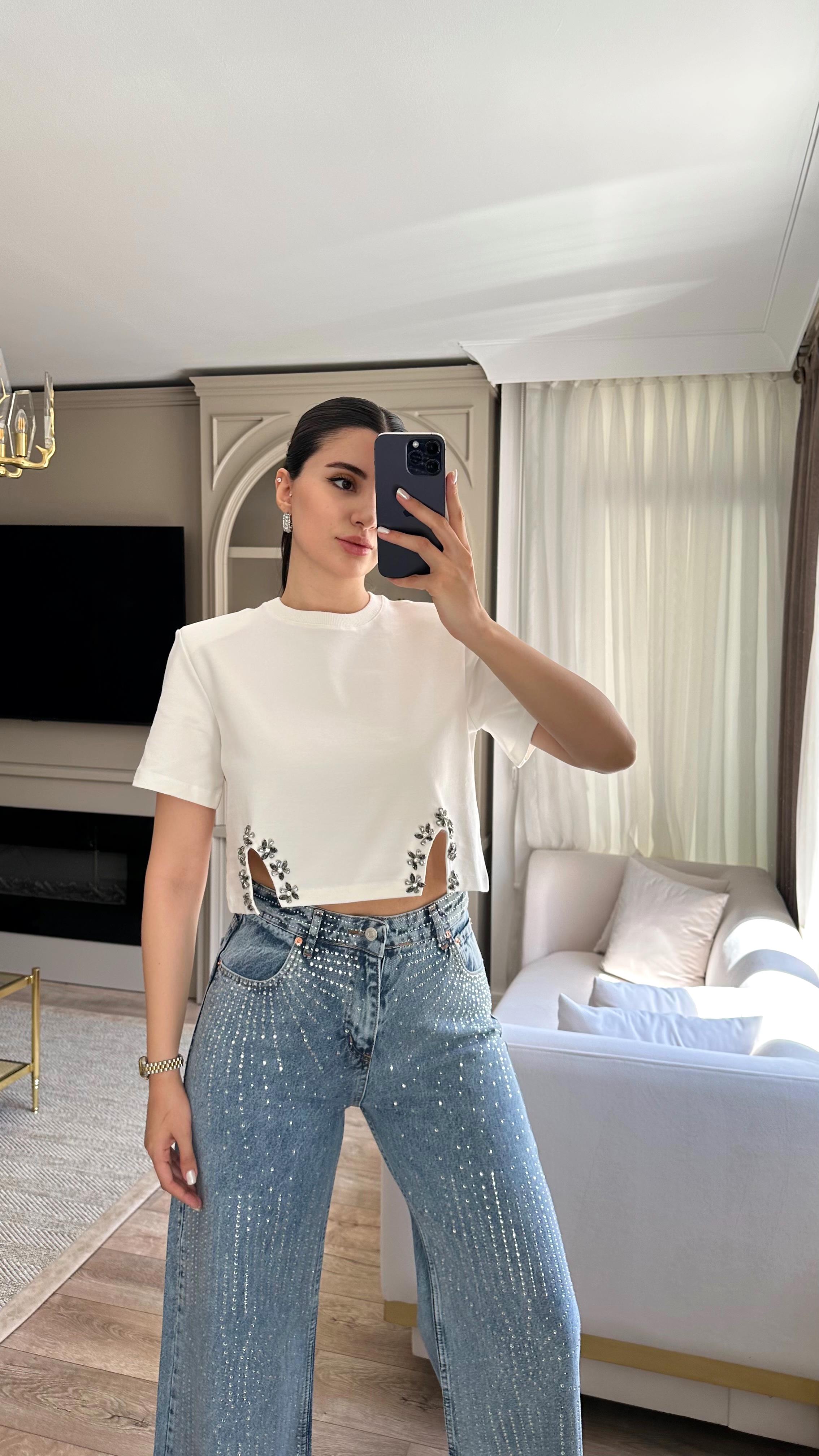Eteği Taşlı Beyaz Bluz