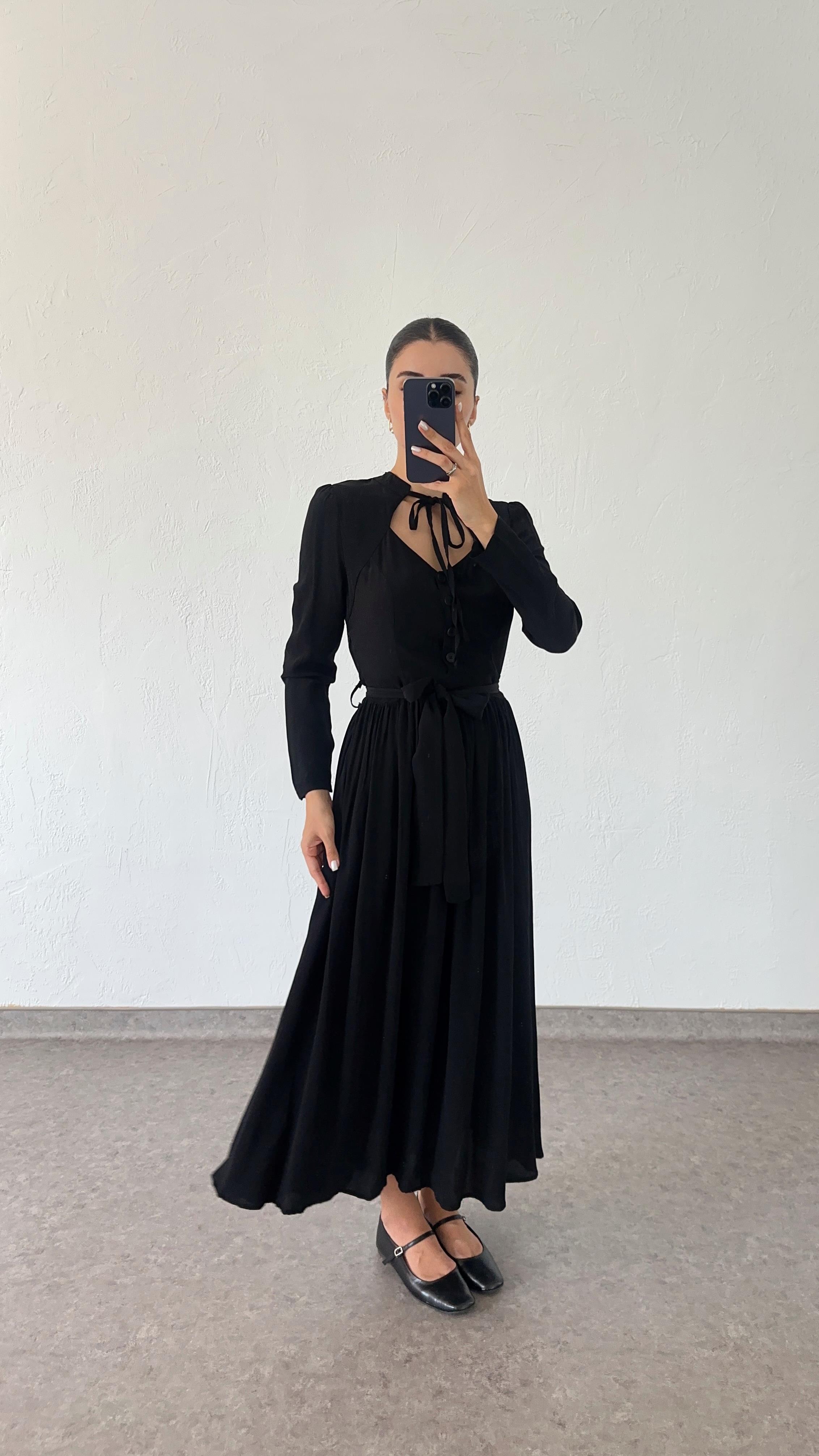 Göğüs Detaylı Siyah Elbise