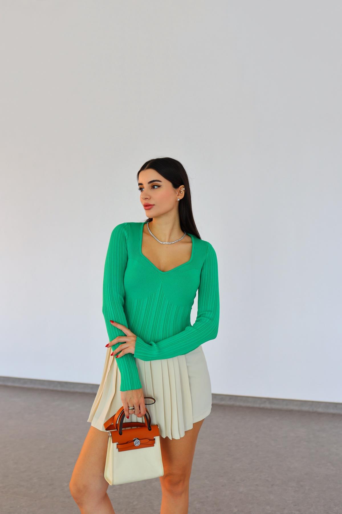 Göğüs Detaylı Yeşil Triko