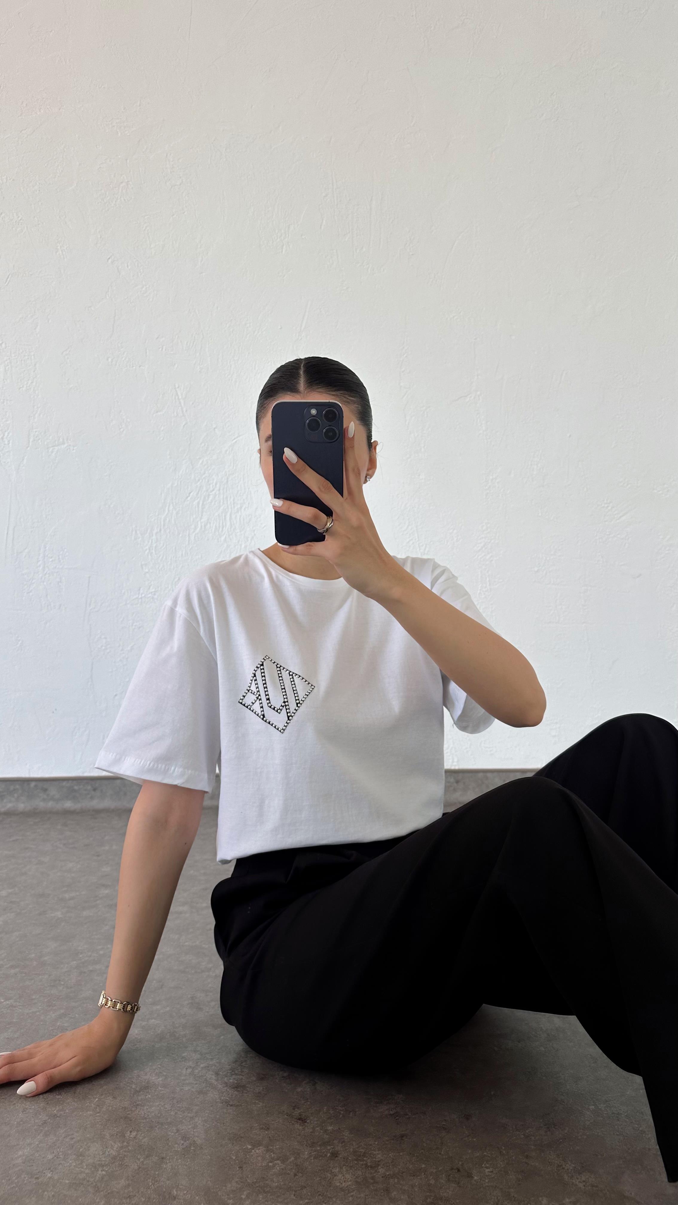 Göğüs Taşlı Beyaz Tshirt