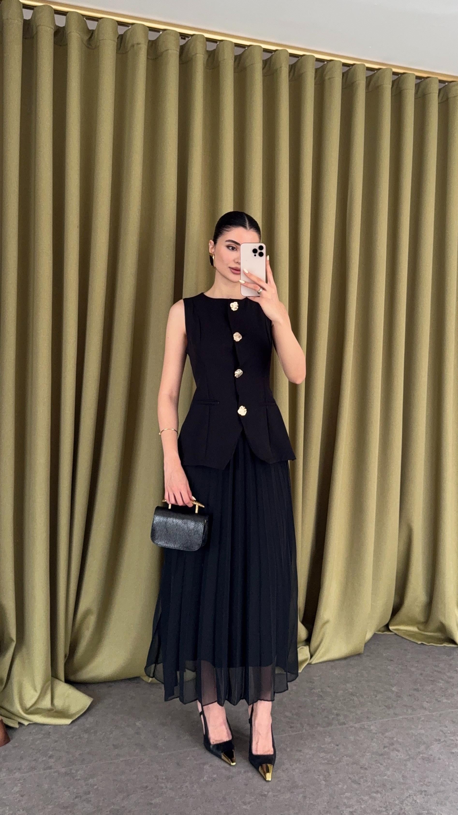 Gold Düğmeli Yelekli Siyah Elbise