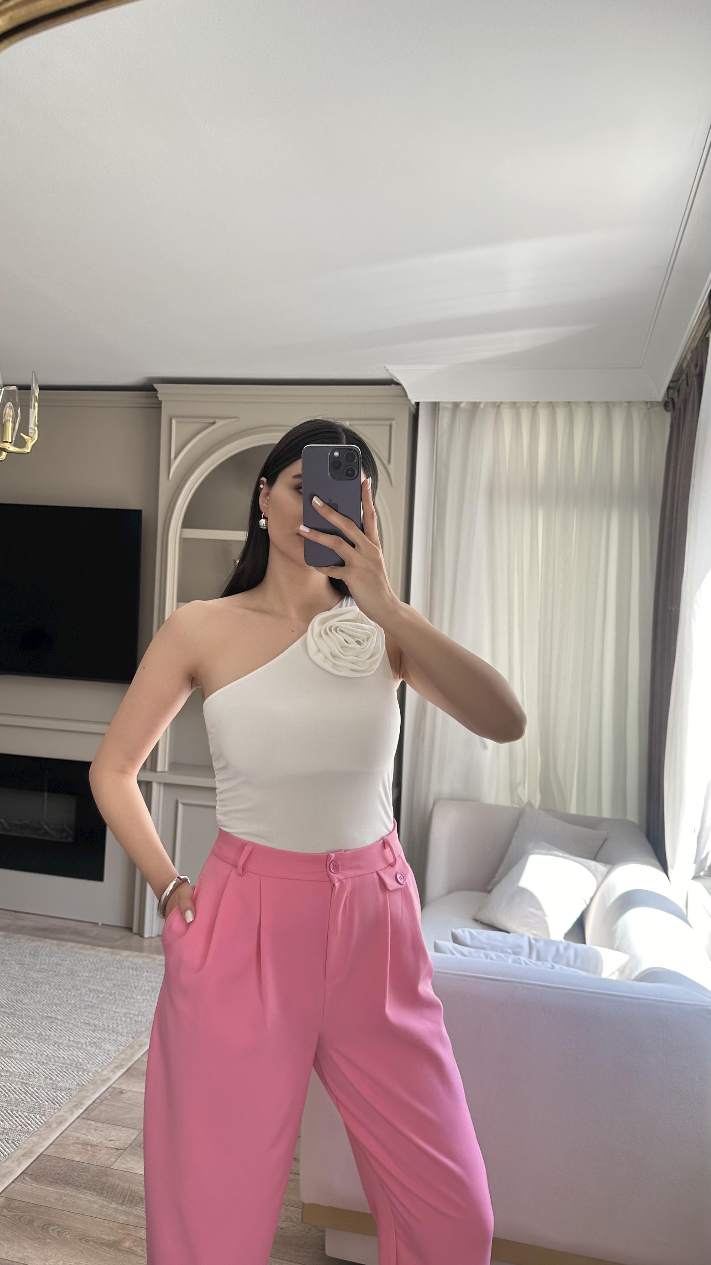 Gül Broşlu Beyaz Bluz