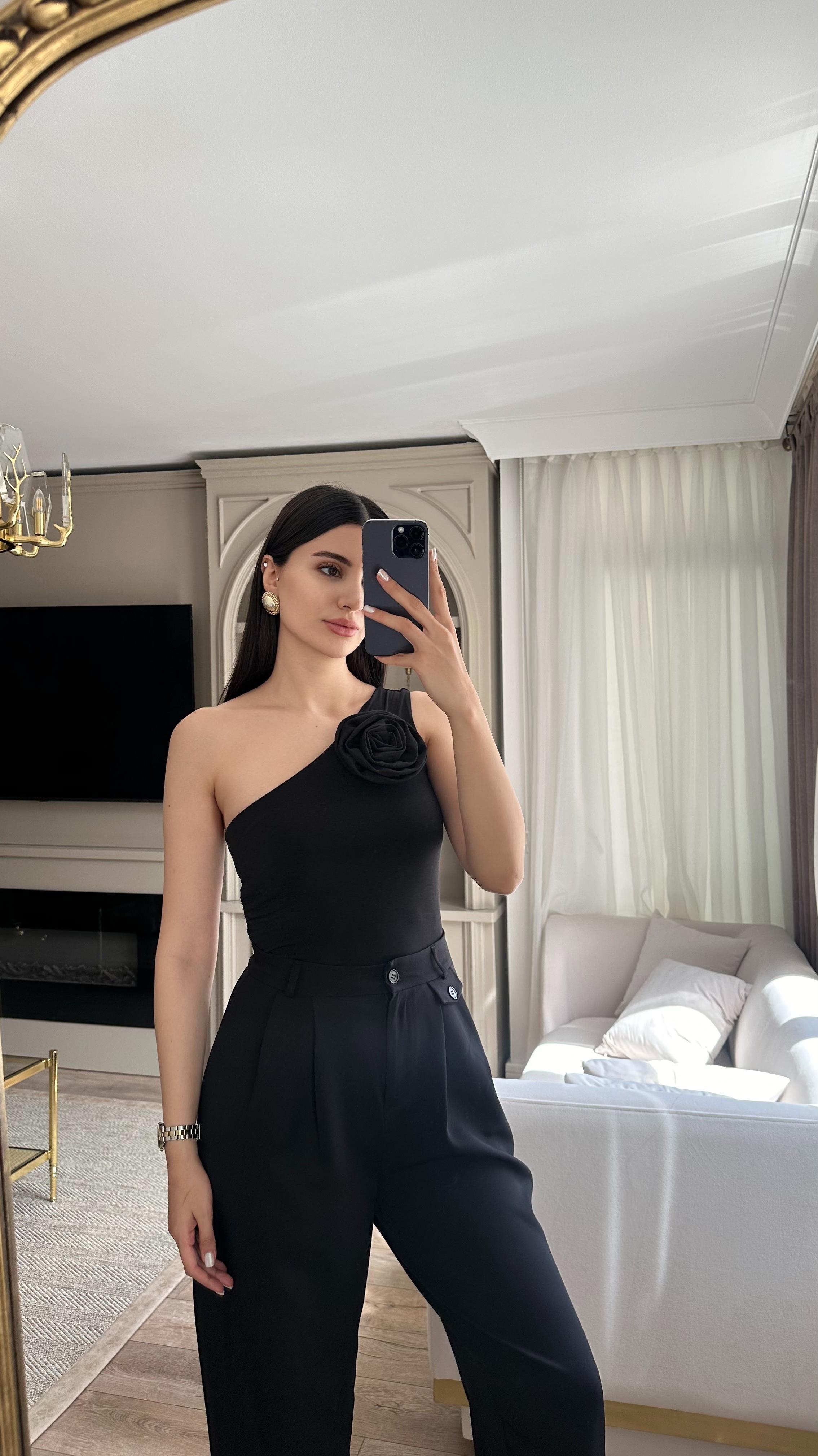 Gül Broşlu Siyah Bluz