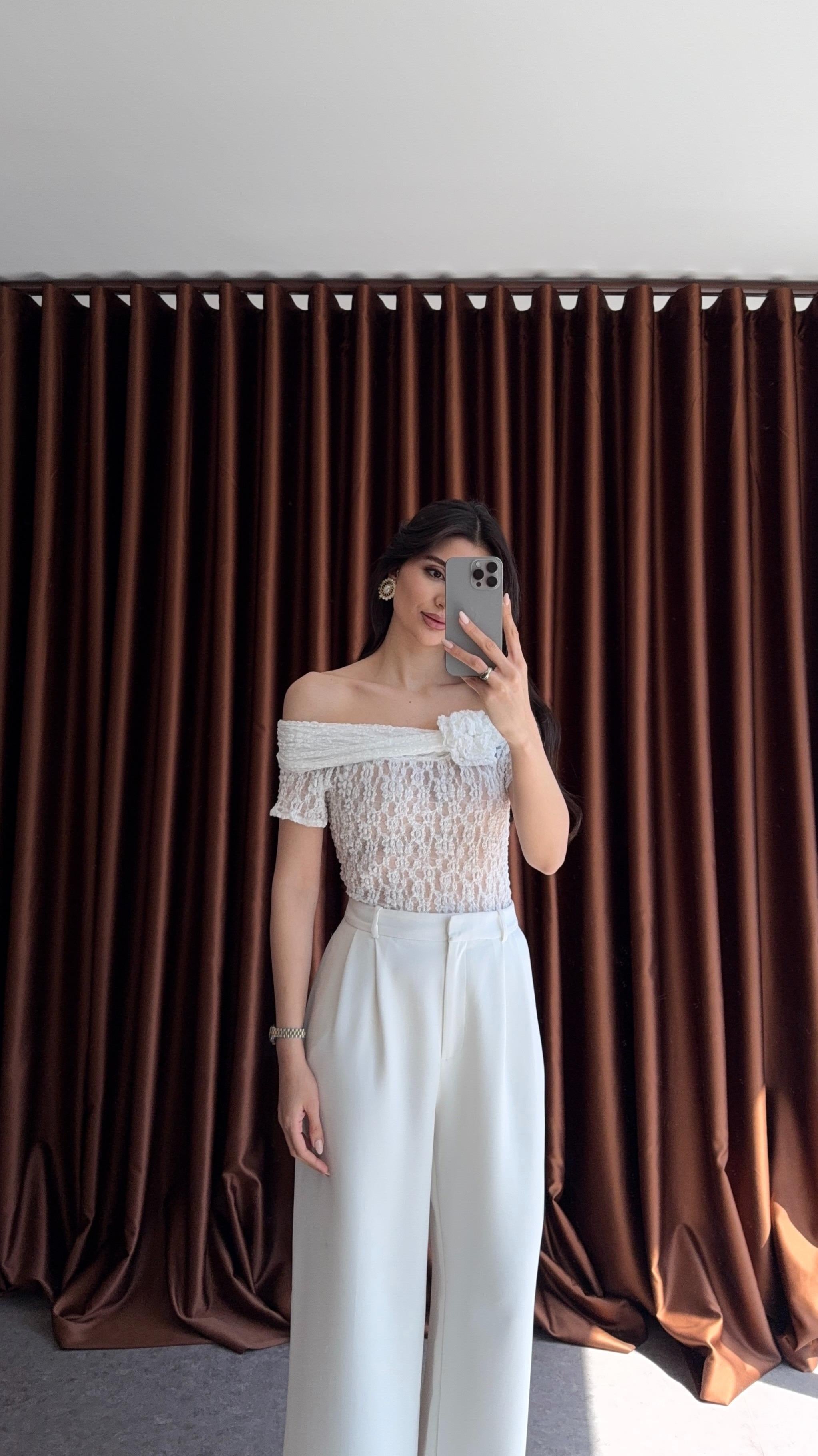 Güllü Transparan Beyaz Bluz