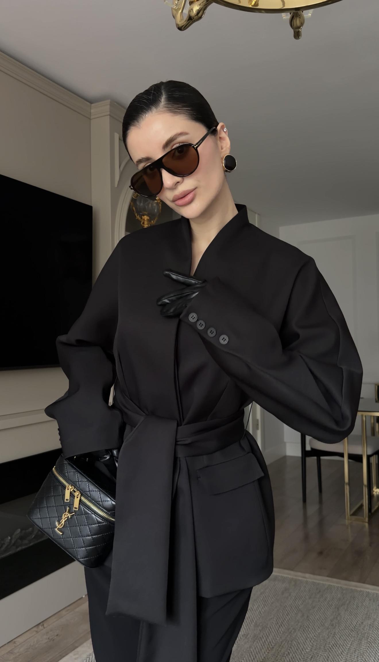 İri Kuşaklı Siyah Ceket