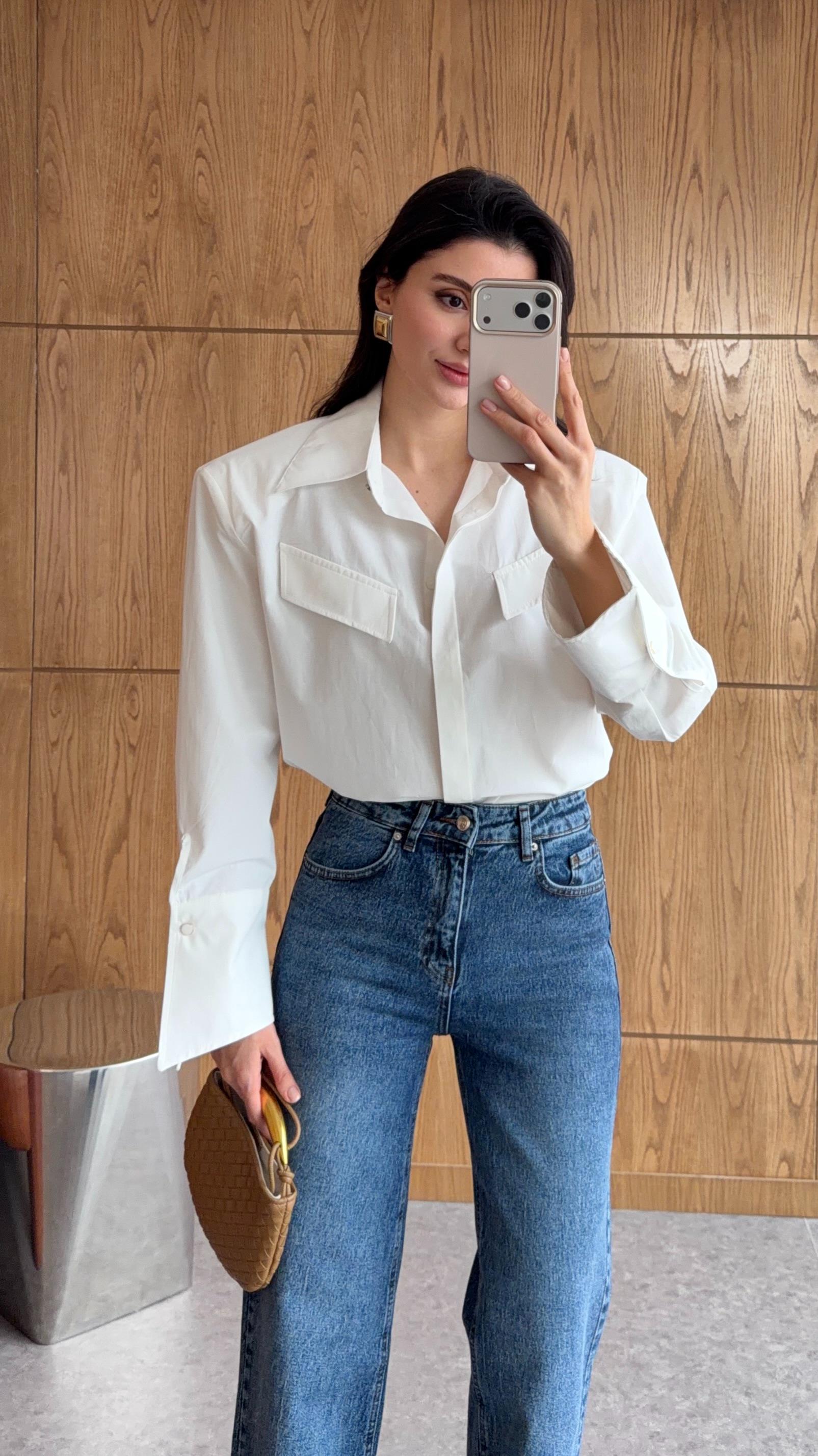 İri Vatkalı Beyaz Gömlek