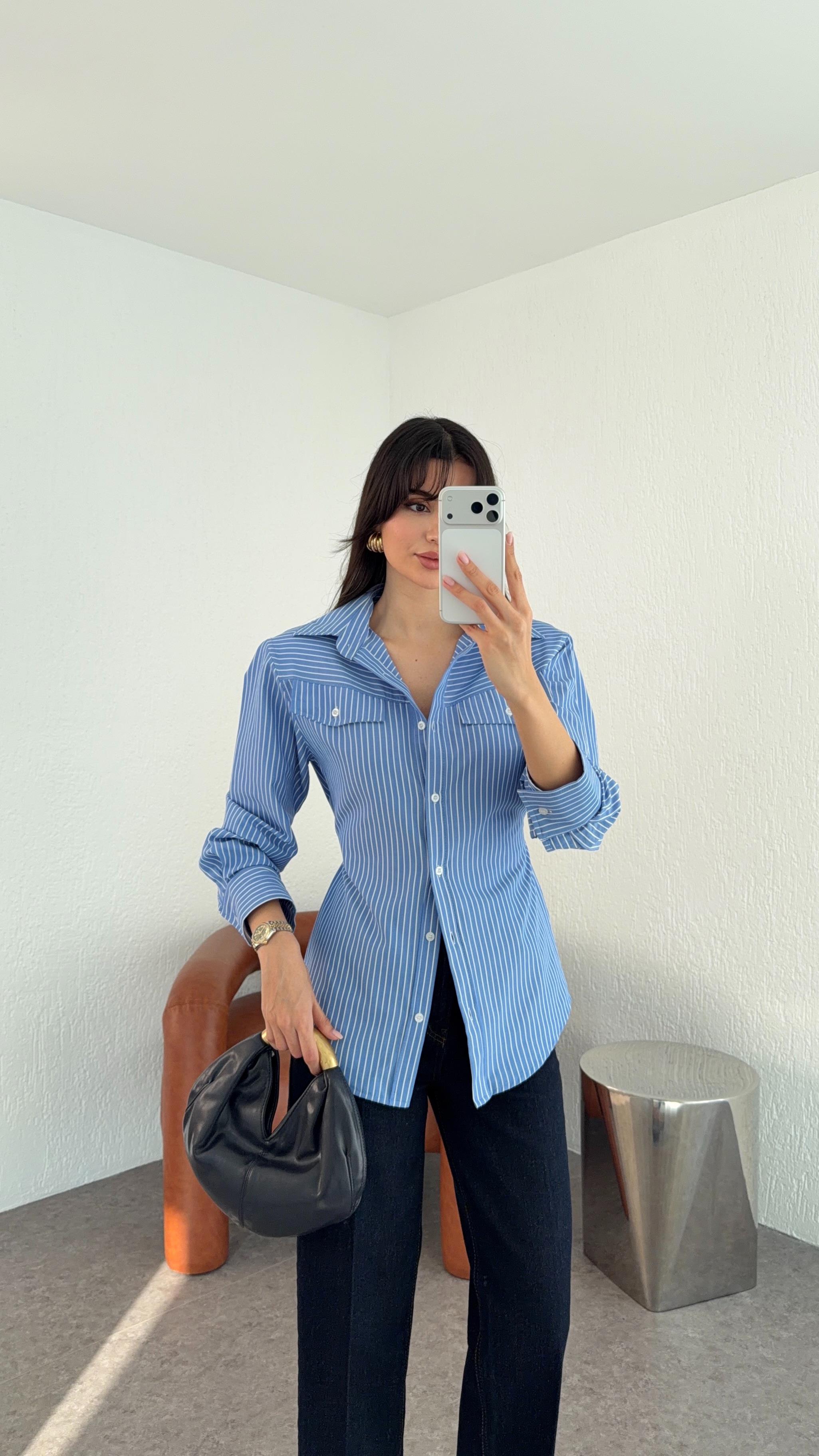 İri Vatkalı Çizgili Mavi Gömlek