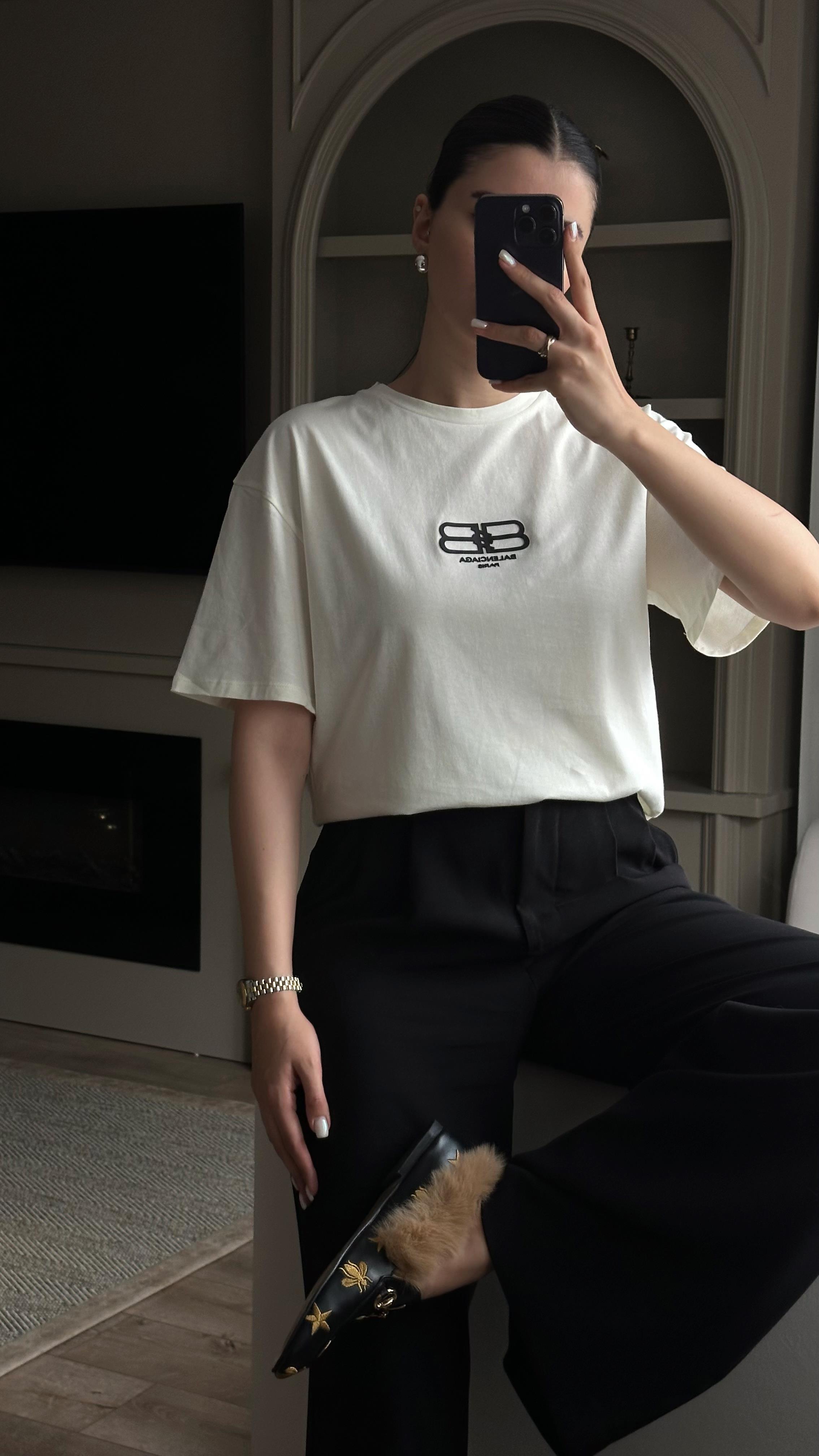 Kabartma Baskılı Beyaz Tshirt