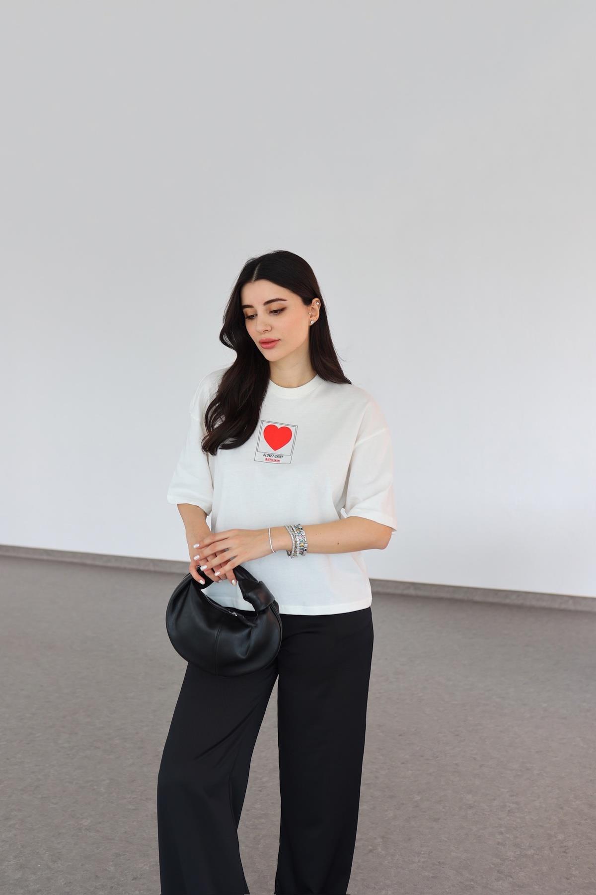 Kalp Figürlü Beyaz Tshirt