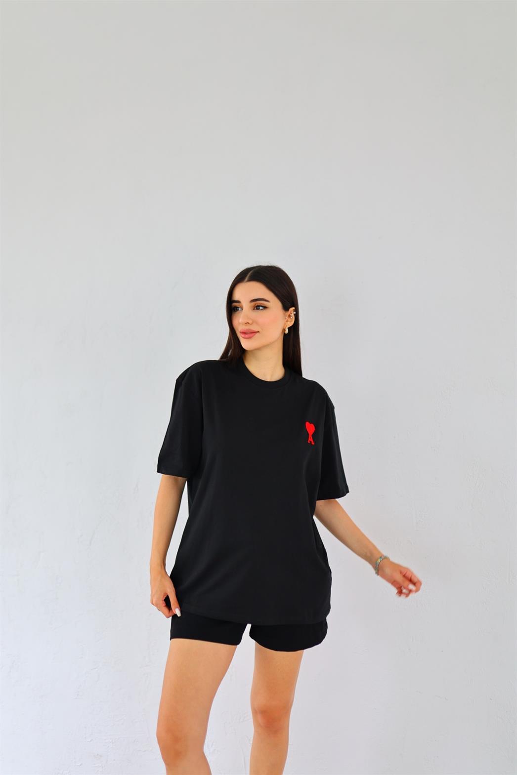 Kalp Figürlü Siyah Tshirt