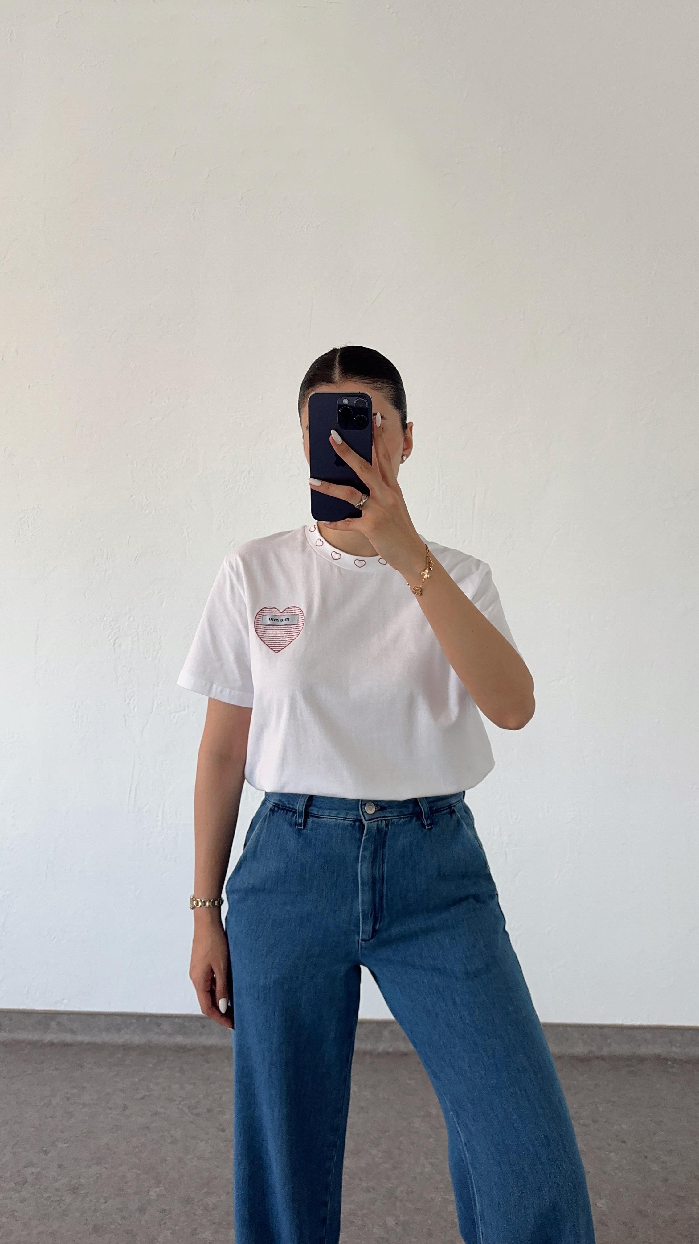 Kalp Nakışlı Beyaz Tshirt