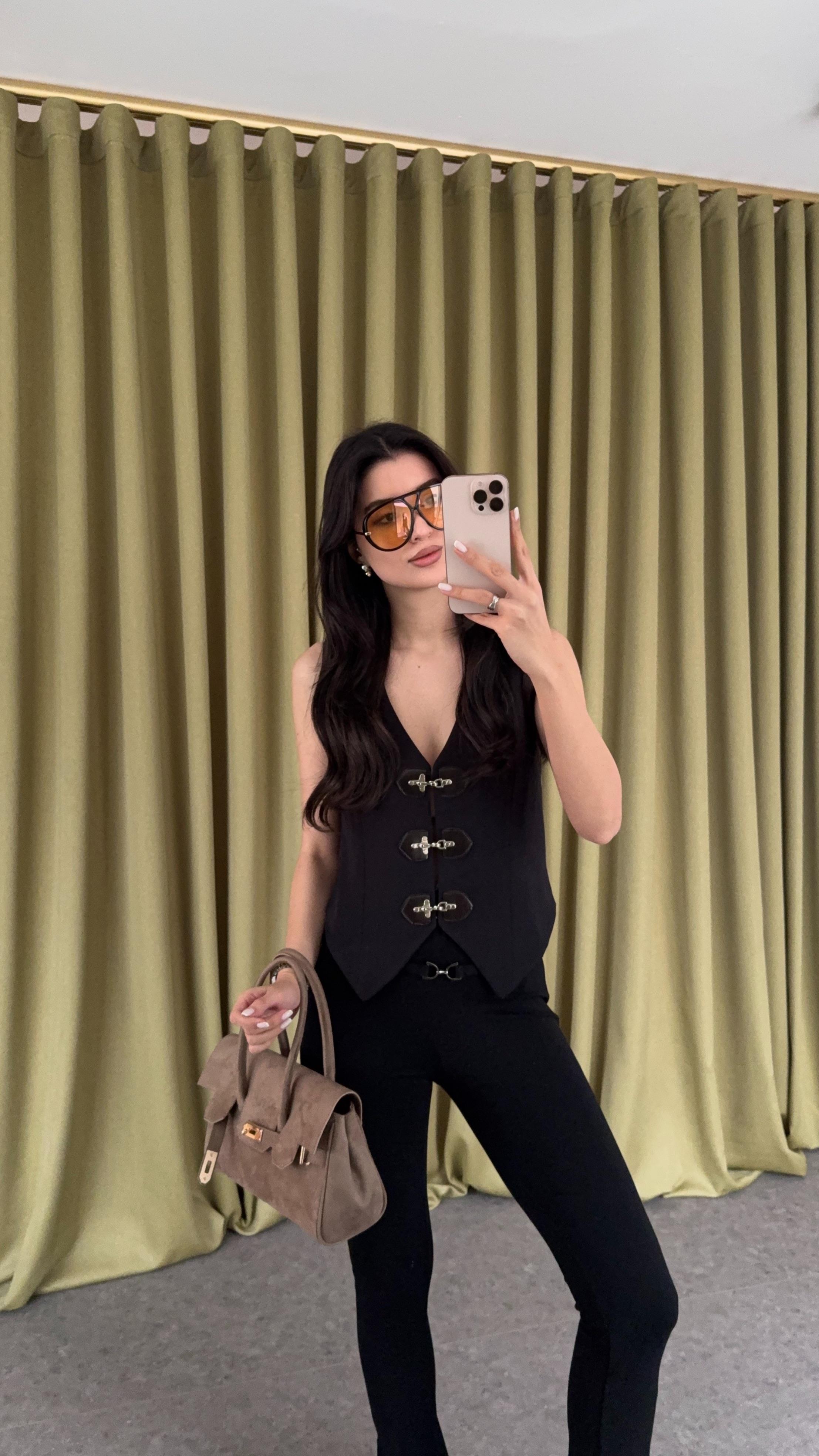 Kancalı Siyah Yelek