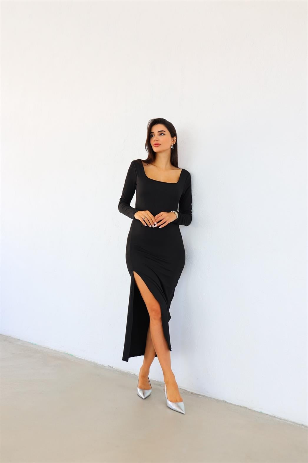 Kare Yaka Yırtmaçlı Siyah Elbise