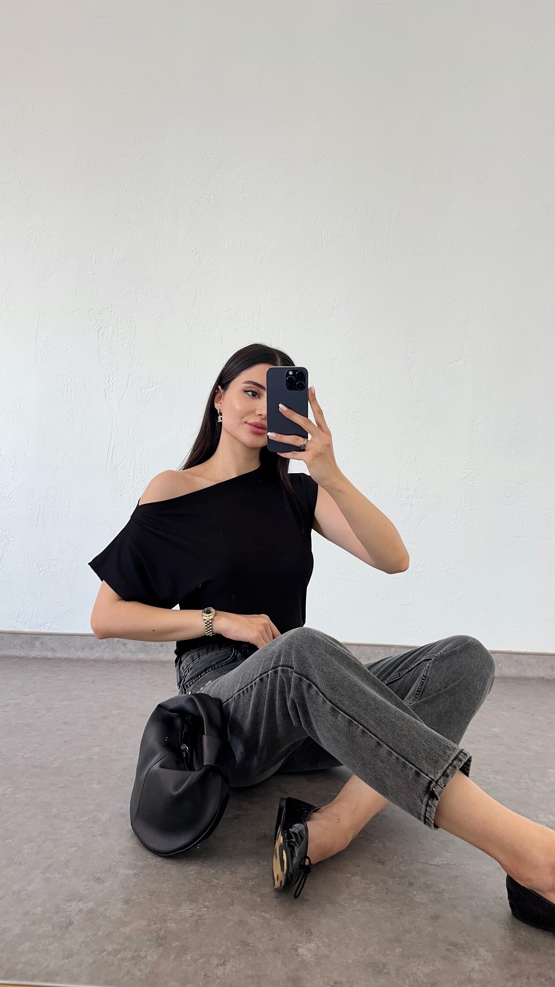 Kayık Yaka Siyah Bluz