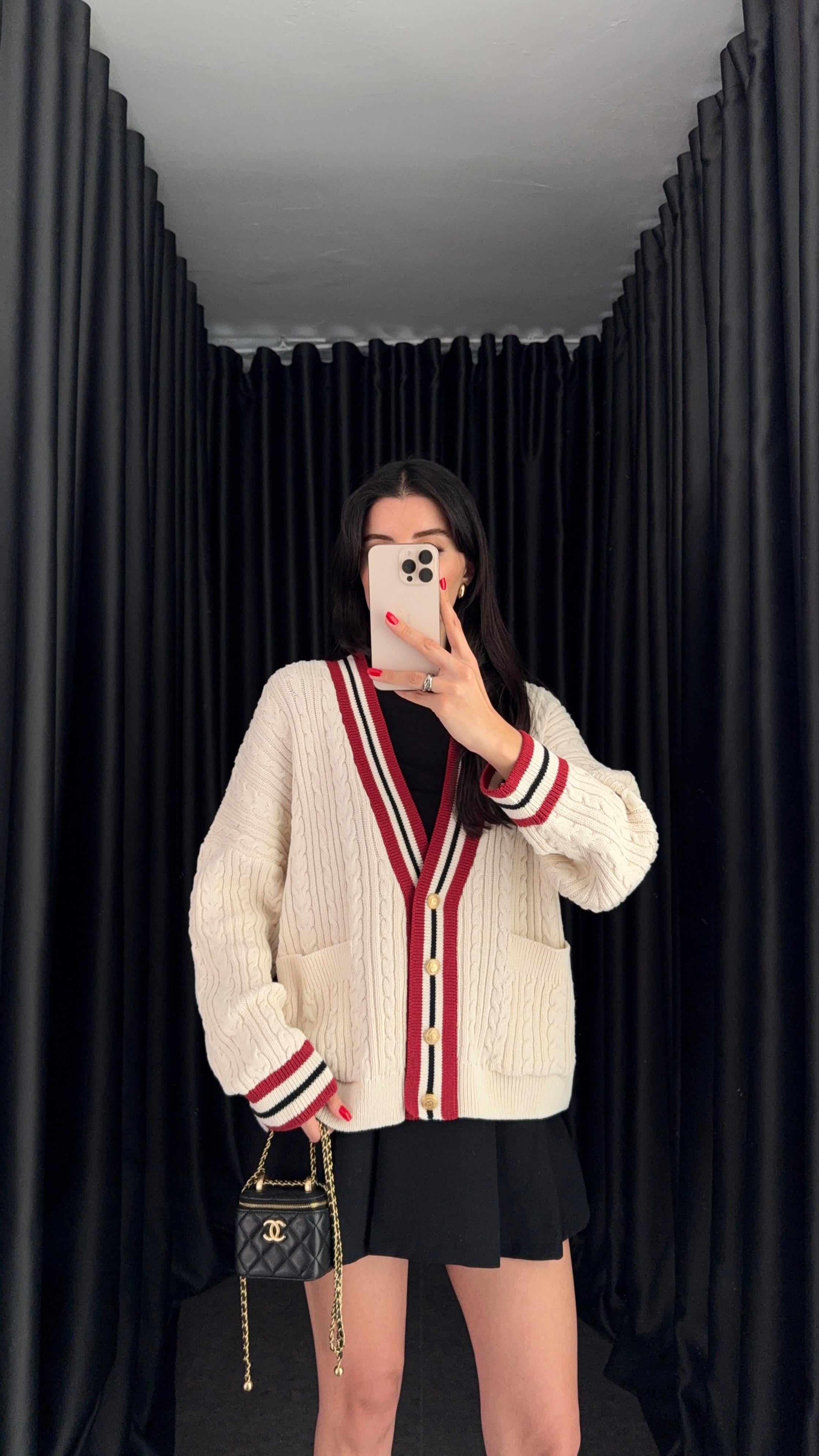 Kırmızı Şeritli Hırka