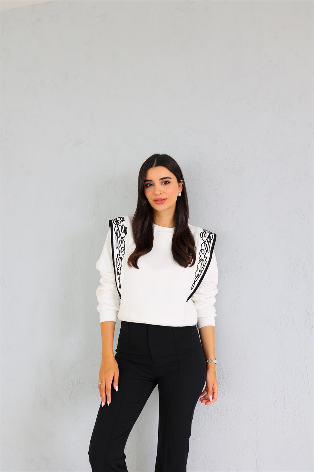 Kontrast Nakışlı Beyaz Sweat