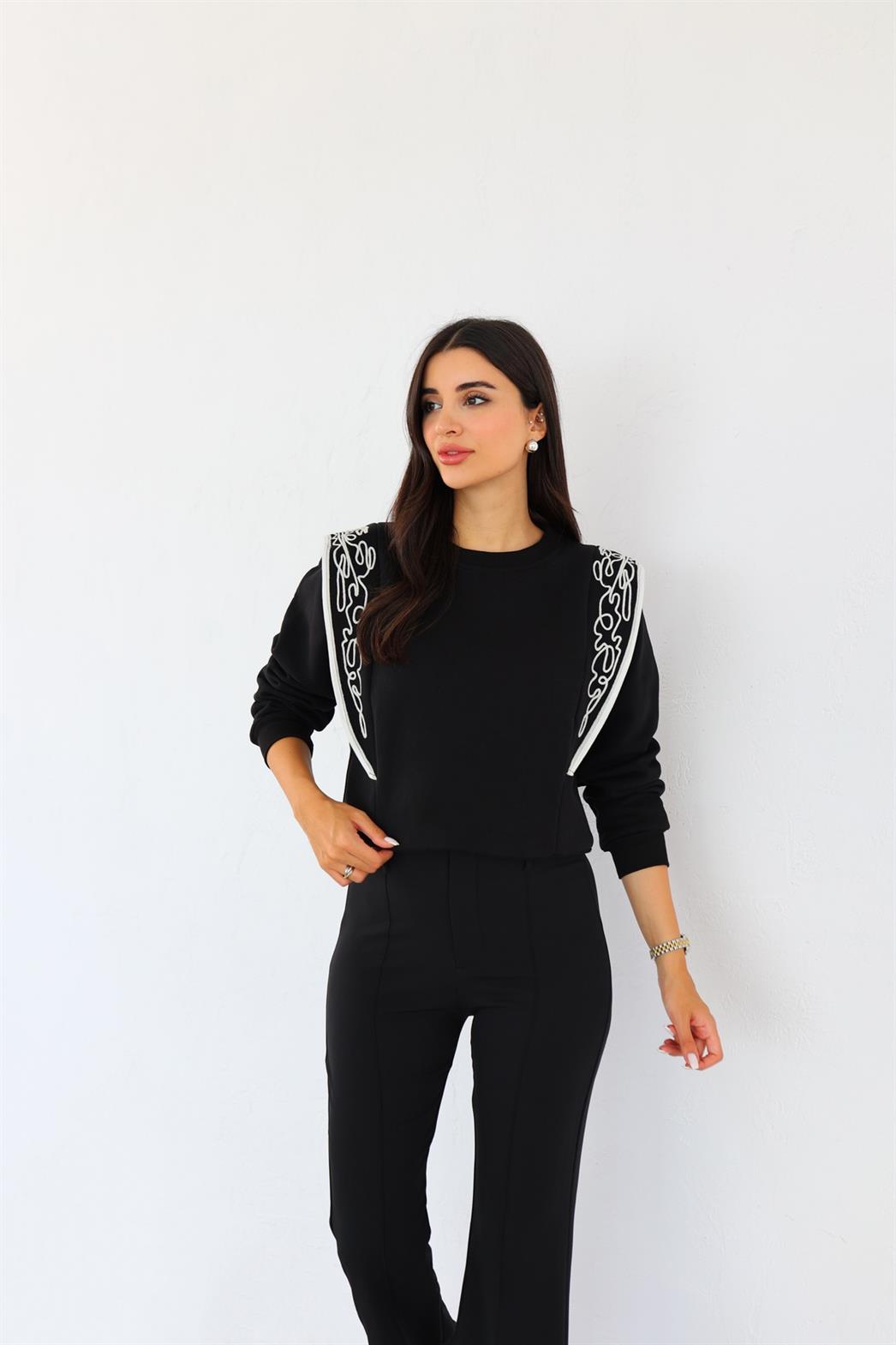 Kontrast Nakışlı Siyah Sweat