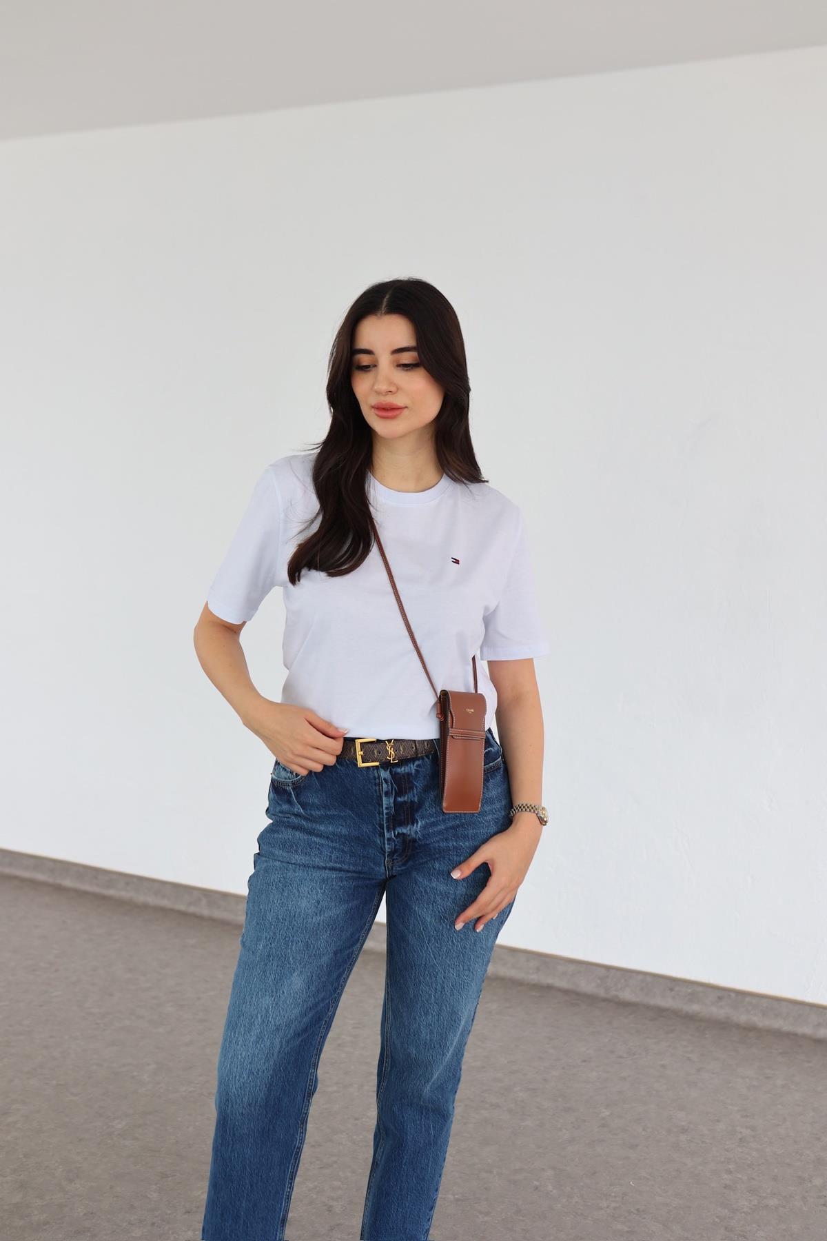 Mini Nakışlı Beyaz Basic Tshirt