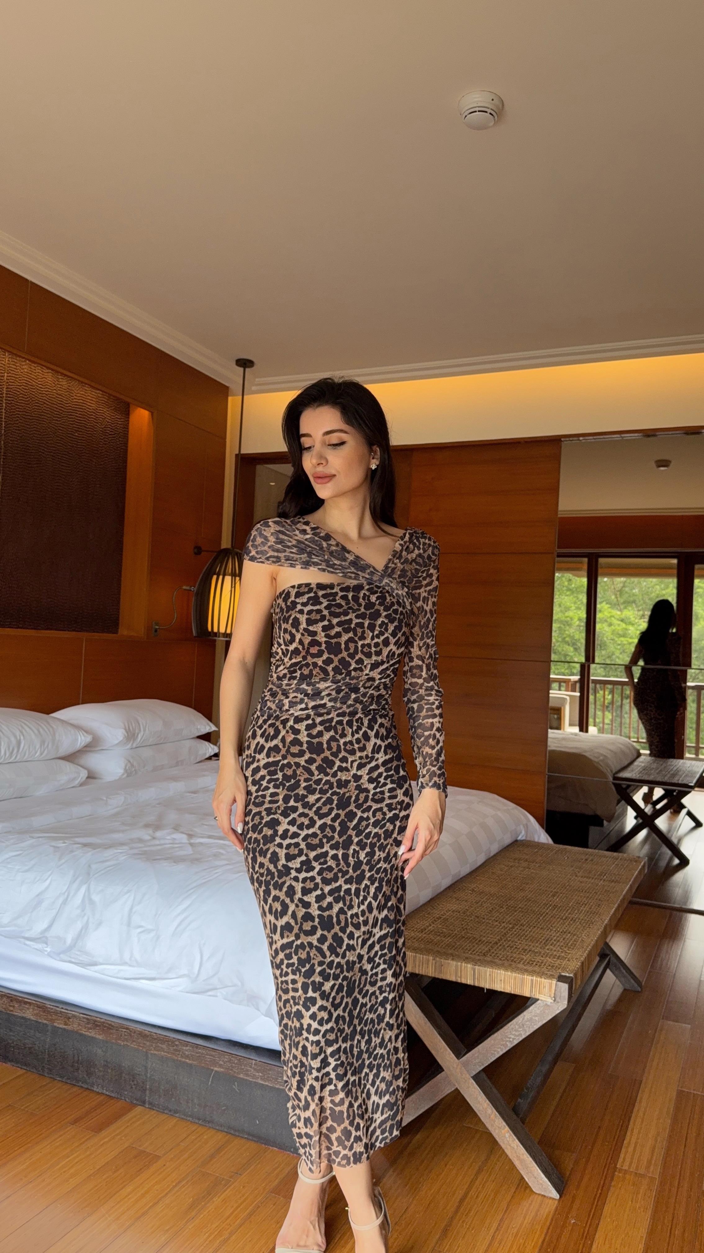 Omuz Detaylı Leopar Elbise