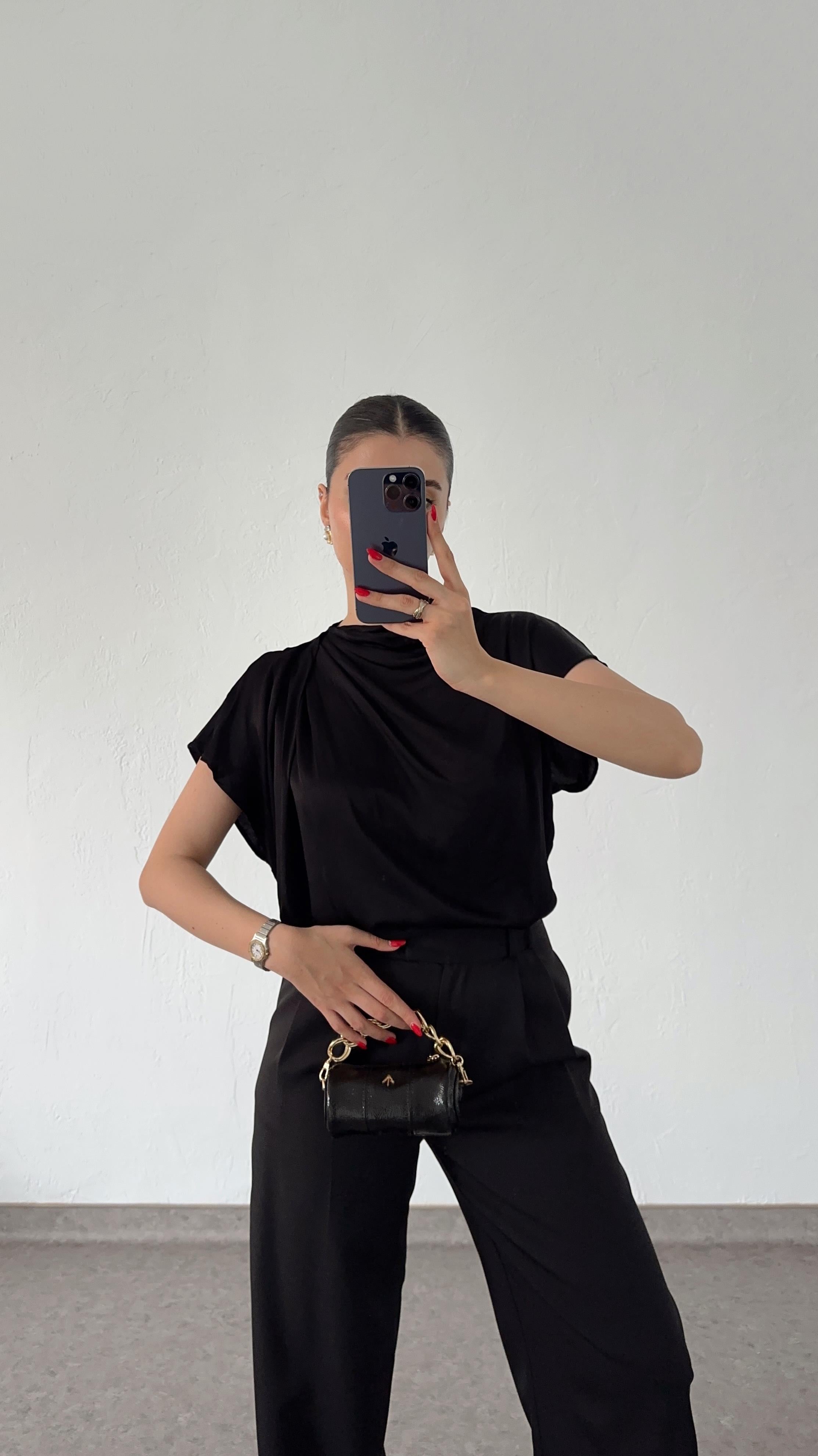 Omuz Detaylı Siyah Saten Bluz