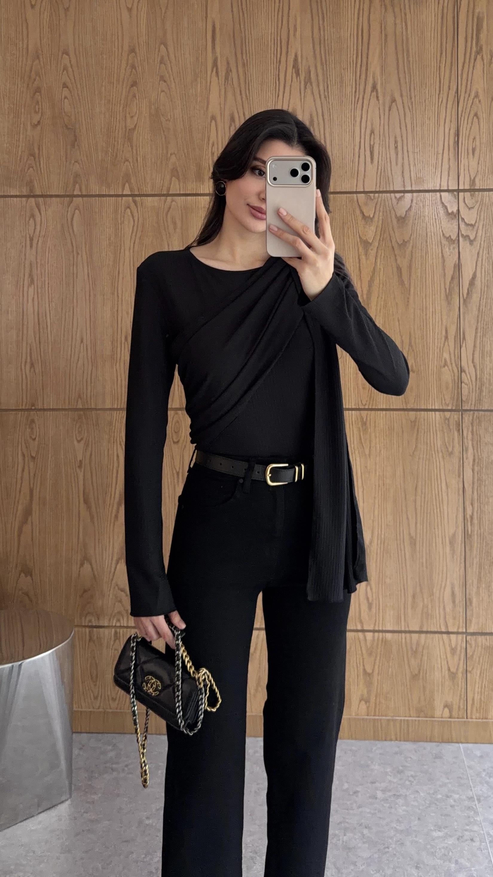 Parça Detaylı Siyah Bluz