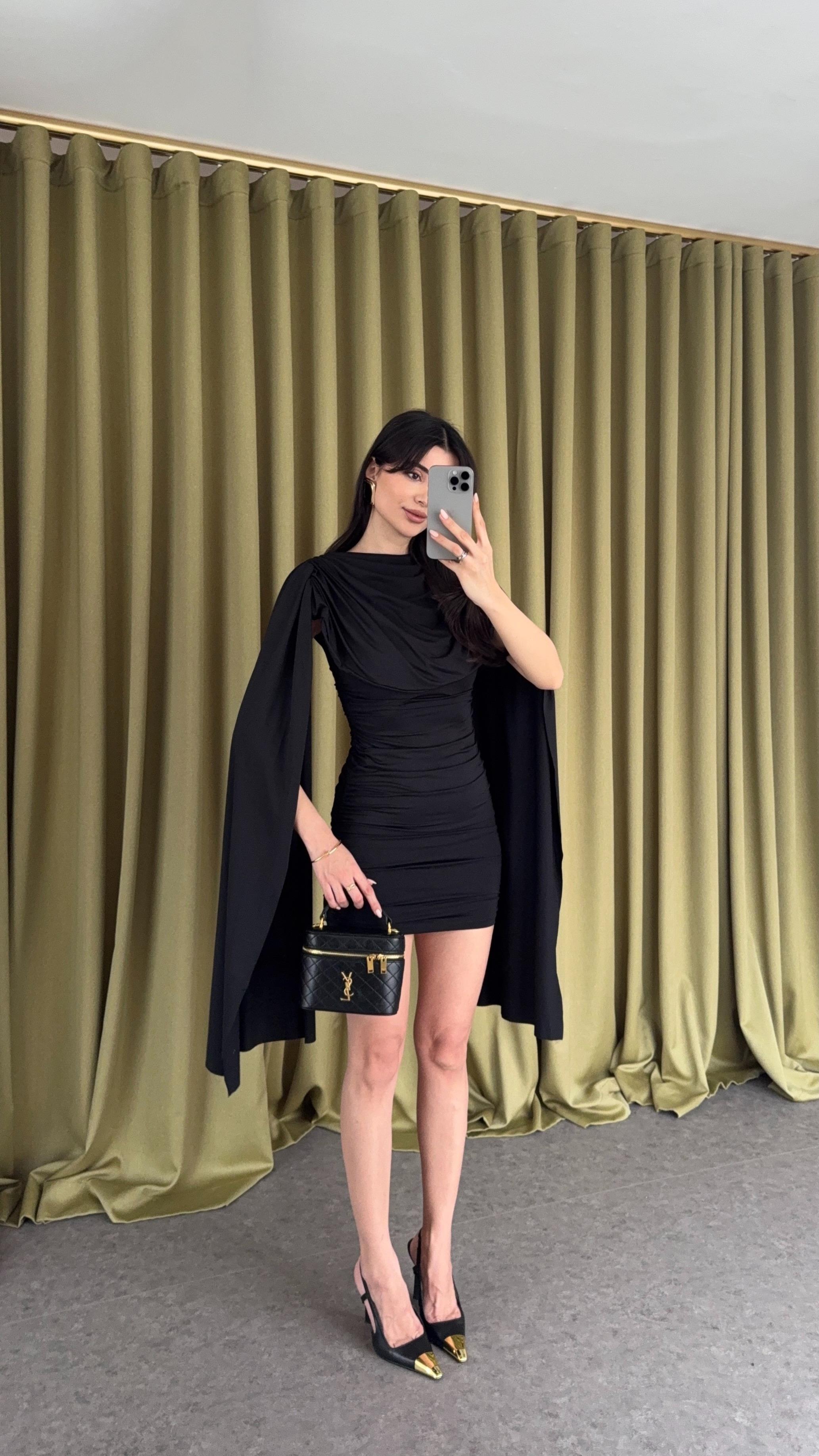 Pelerinli Siyah Elbise