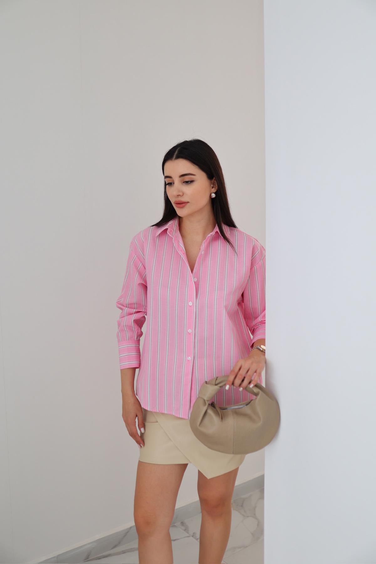 Pembe Çizgili Gömlek