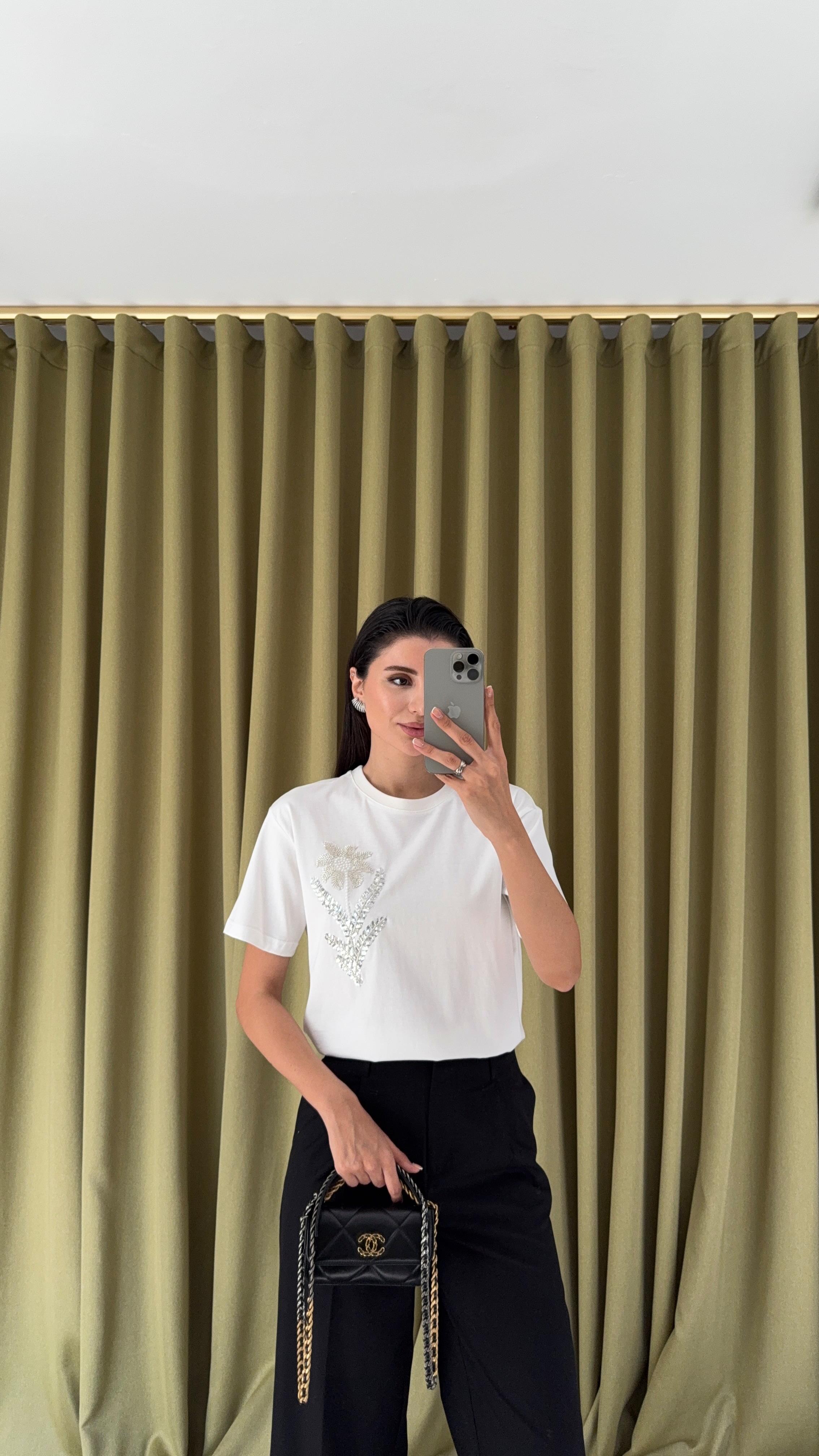 Pullu Boncuklu Beyaz Tshirt