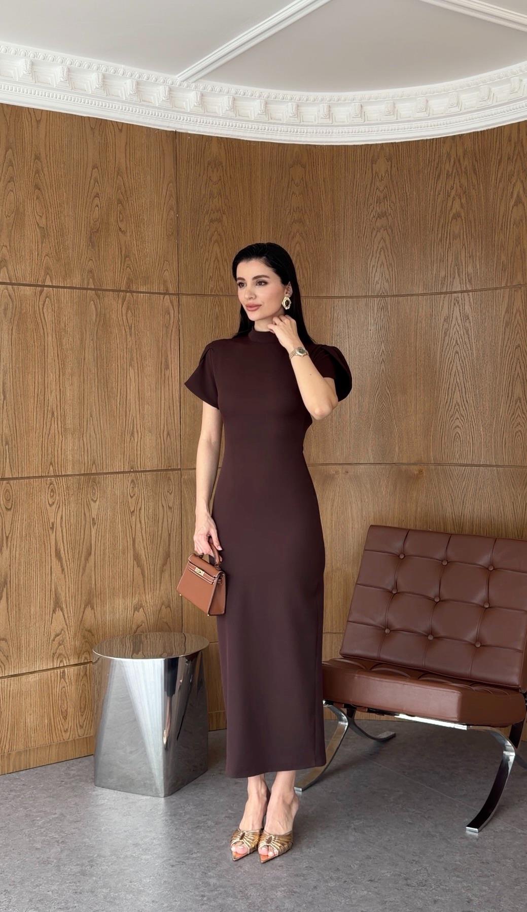 Sırt Dekolteli Kahverengi Elbise