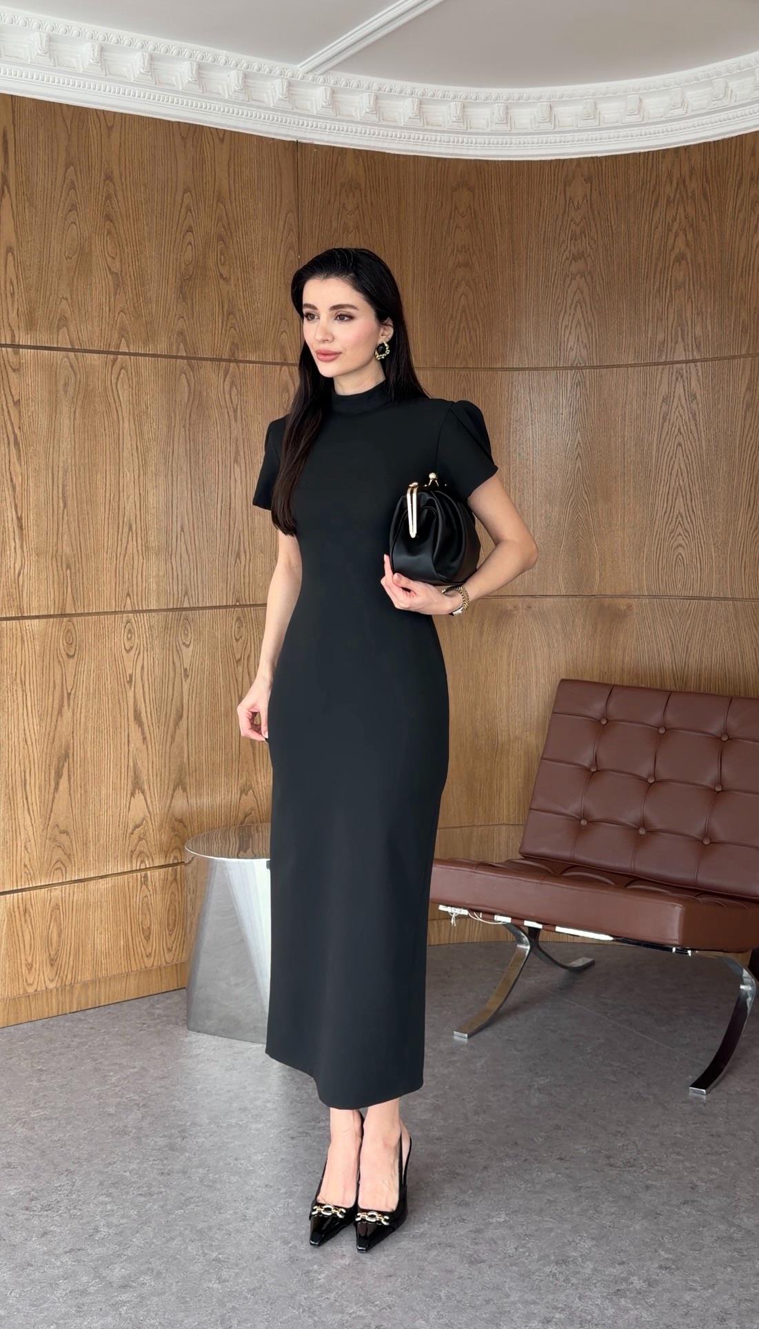 Sırt Dekolteli Siyah Elbise