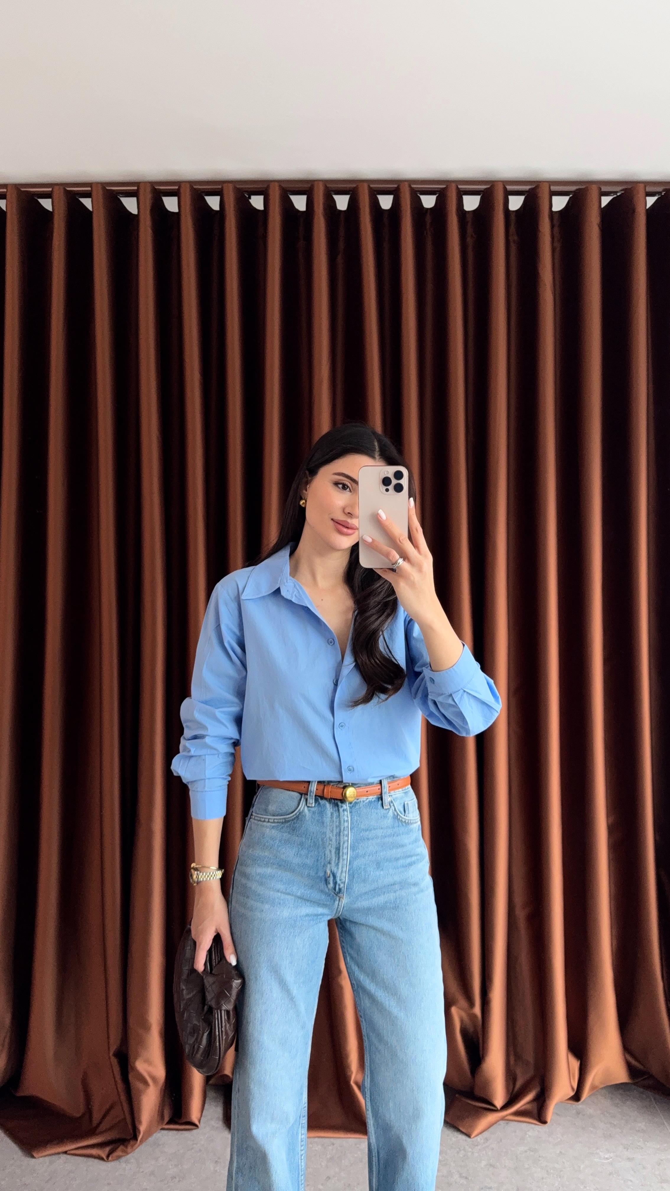 Sırt Düğmeli Mavi Gömlek