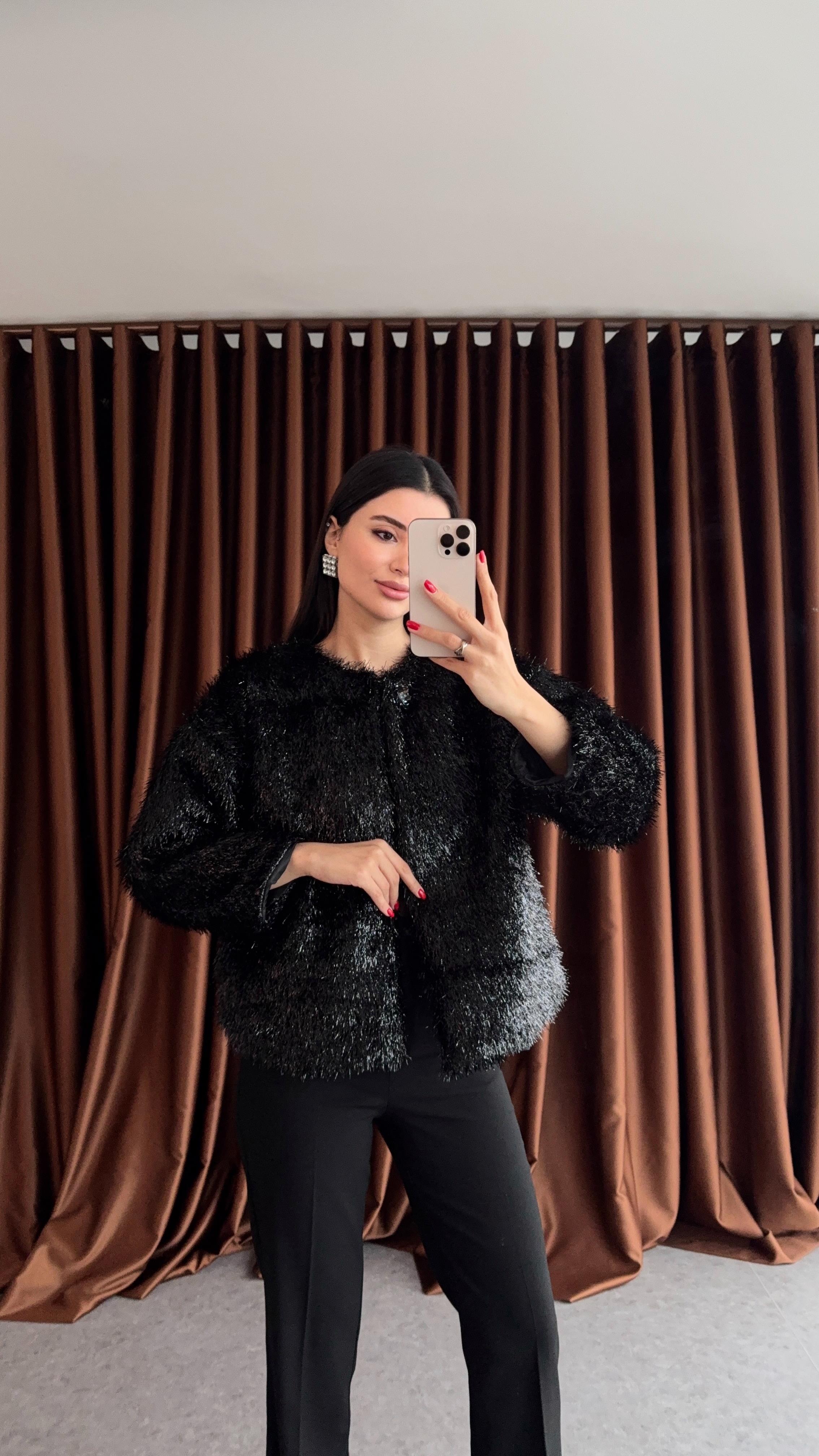 Siyah Broşlu Ceket