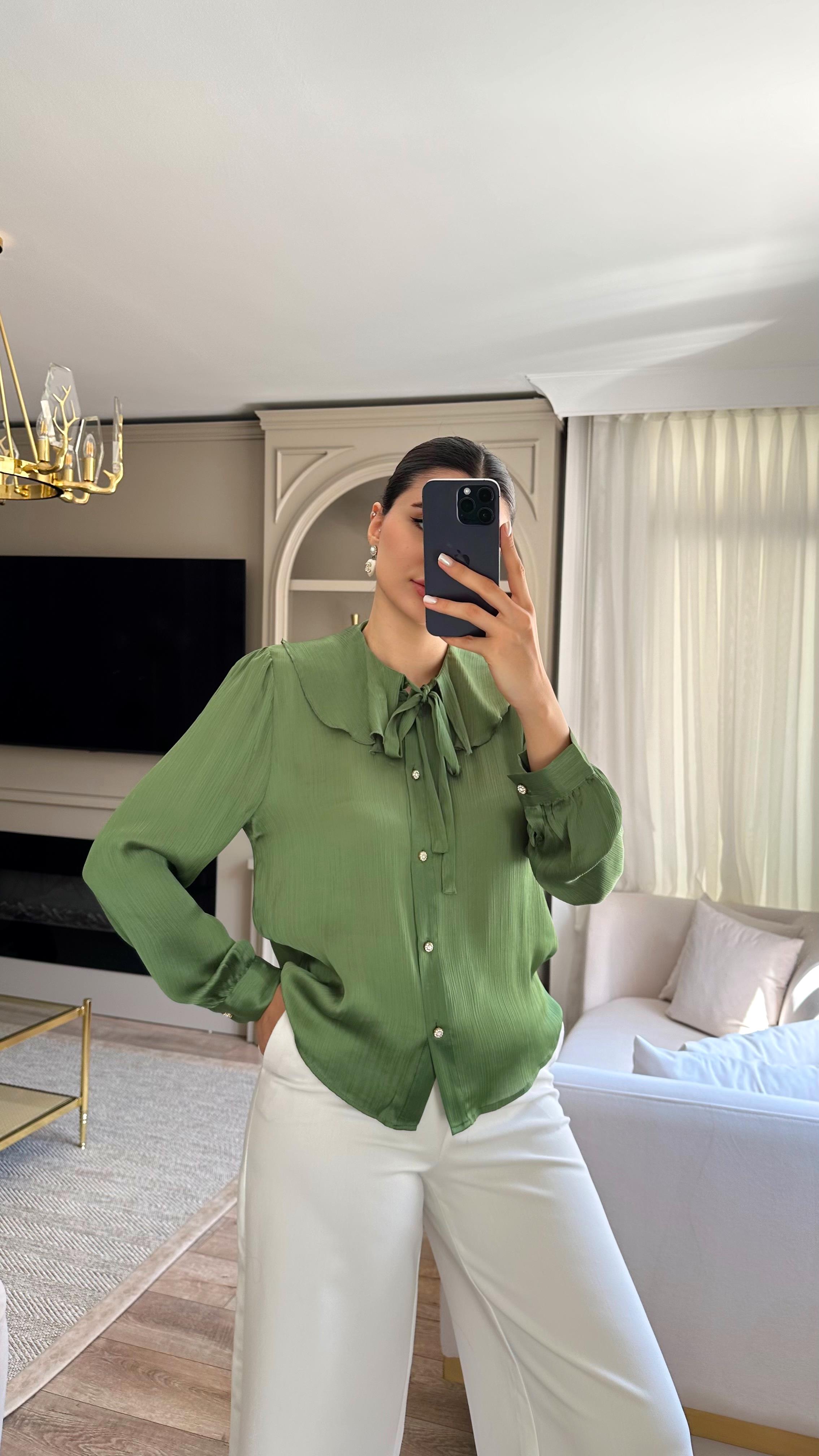 Taş Düğmeli Yeşil Gömlek