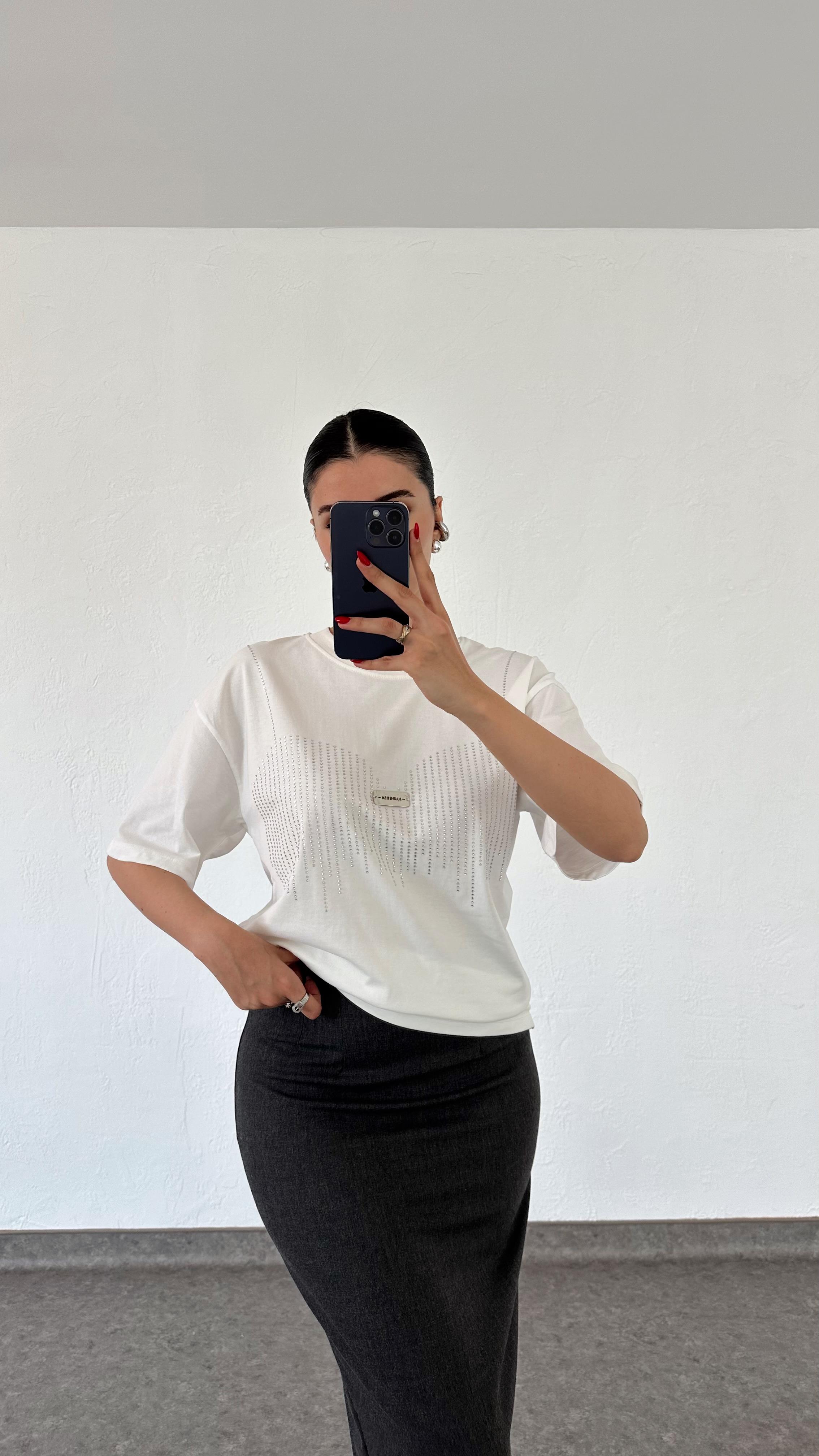 Taşlı Göğüs Detaylı Beyaz Tshirt