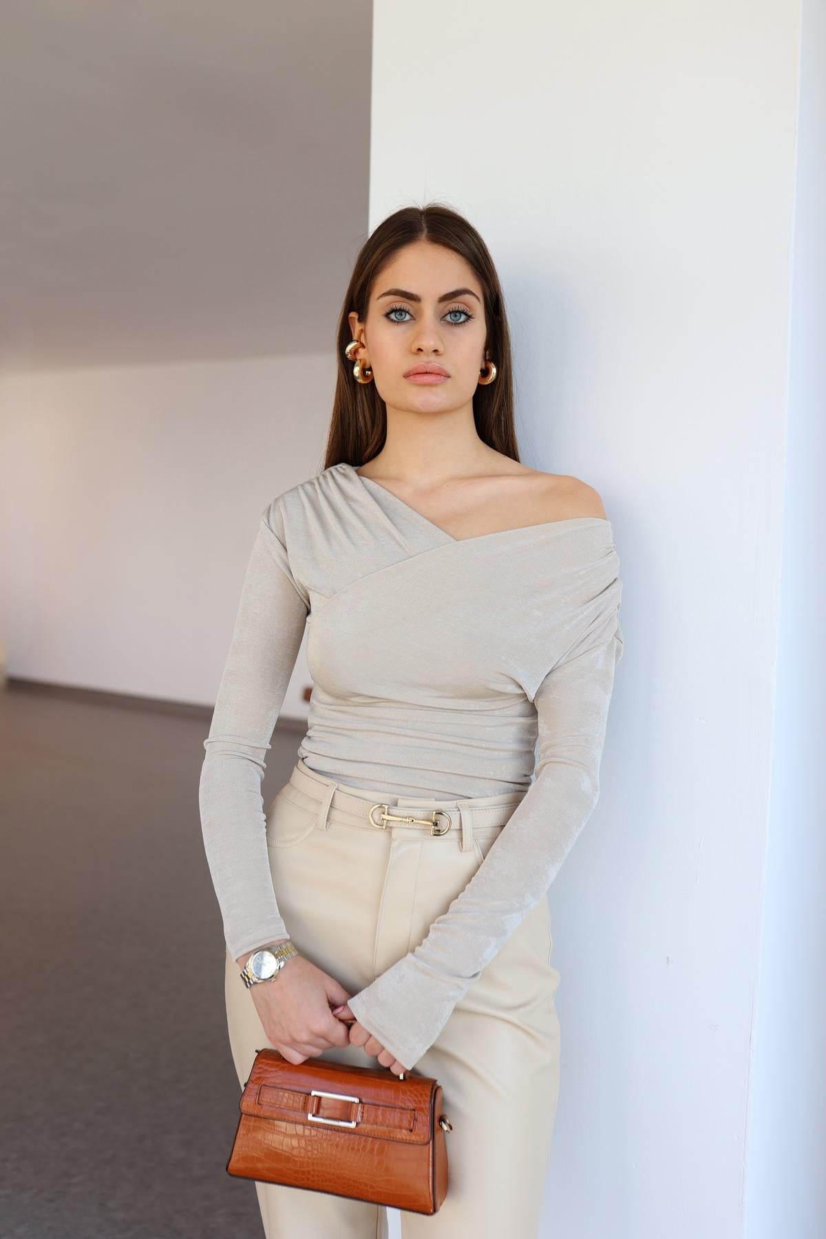 Tek Omuz Detaylı Nude Bluz