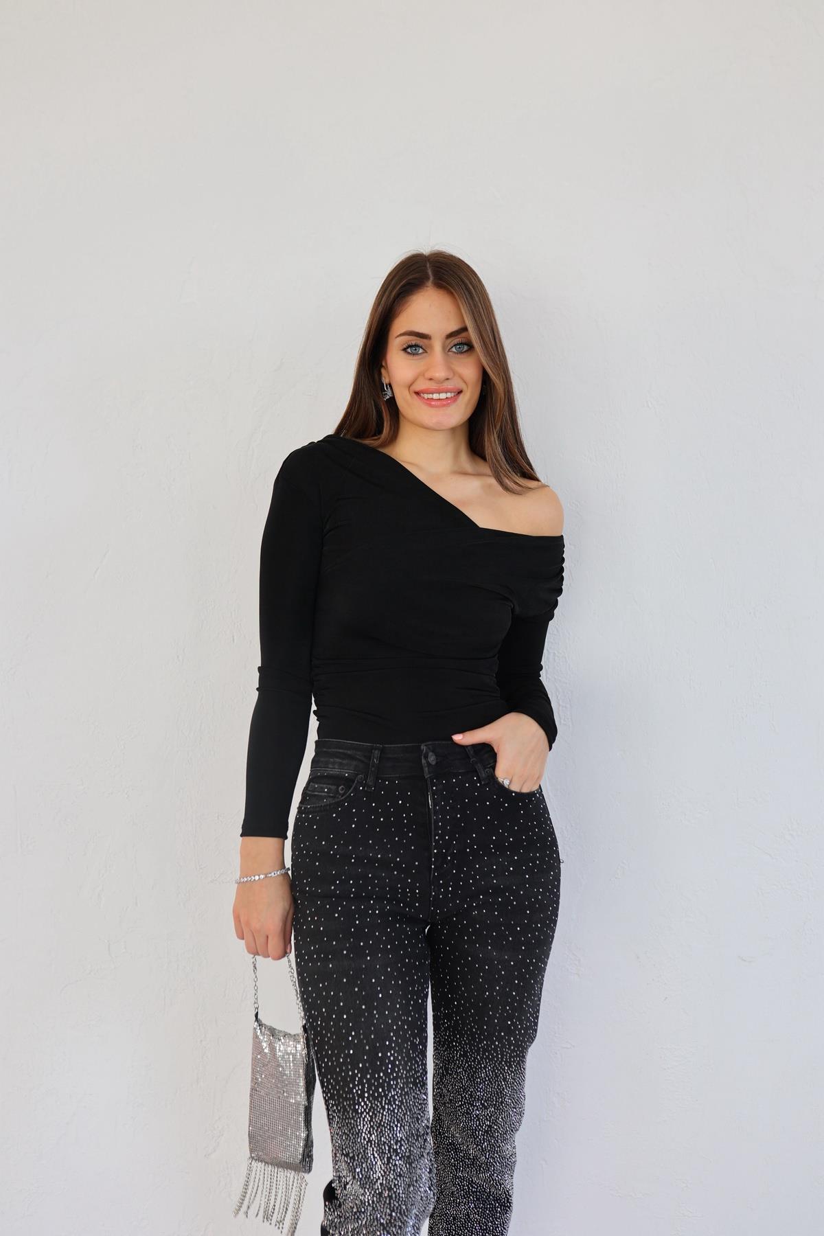Tek Omuz Detaylı Siyah Bluz