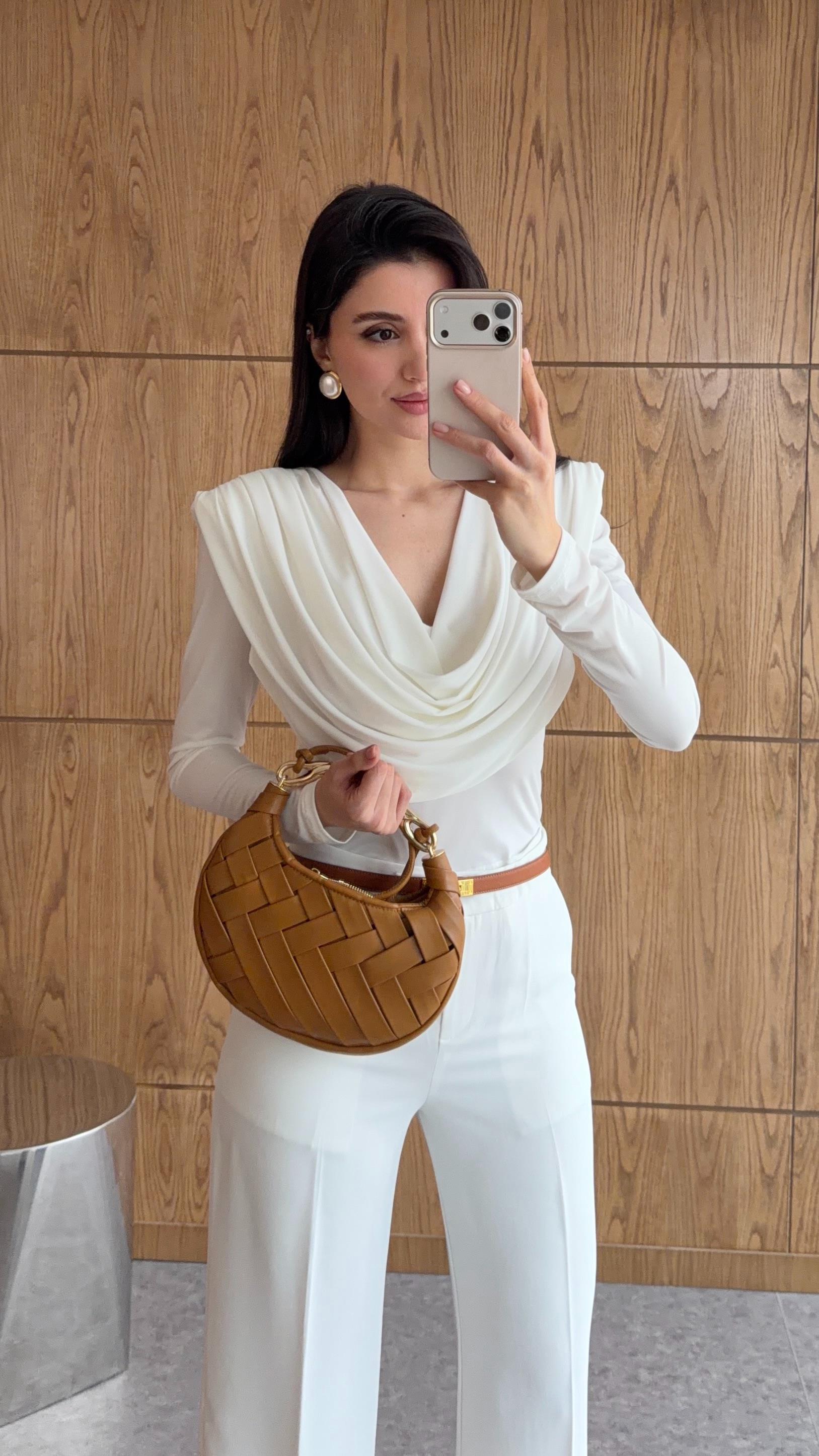 Vatkalı Drapeli Beyaz Bluz