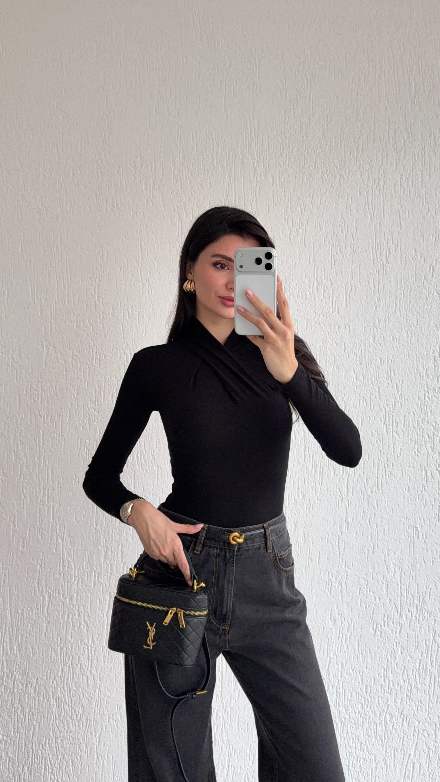 Yaka Detaylı Siyah Bluz