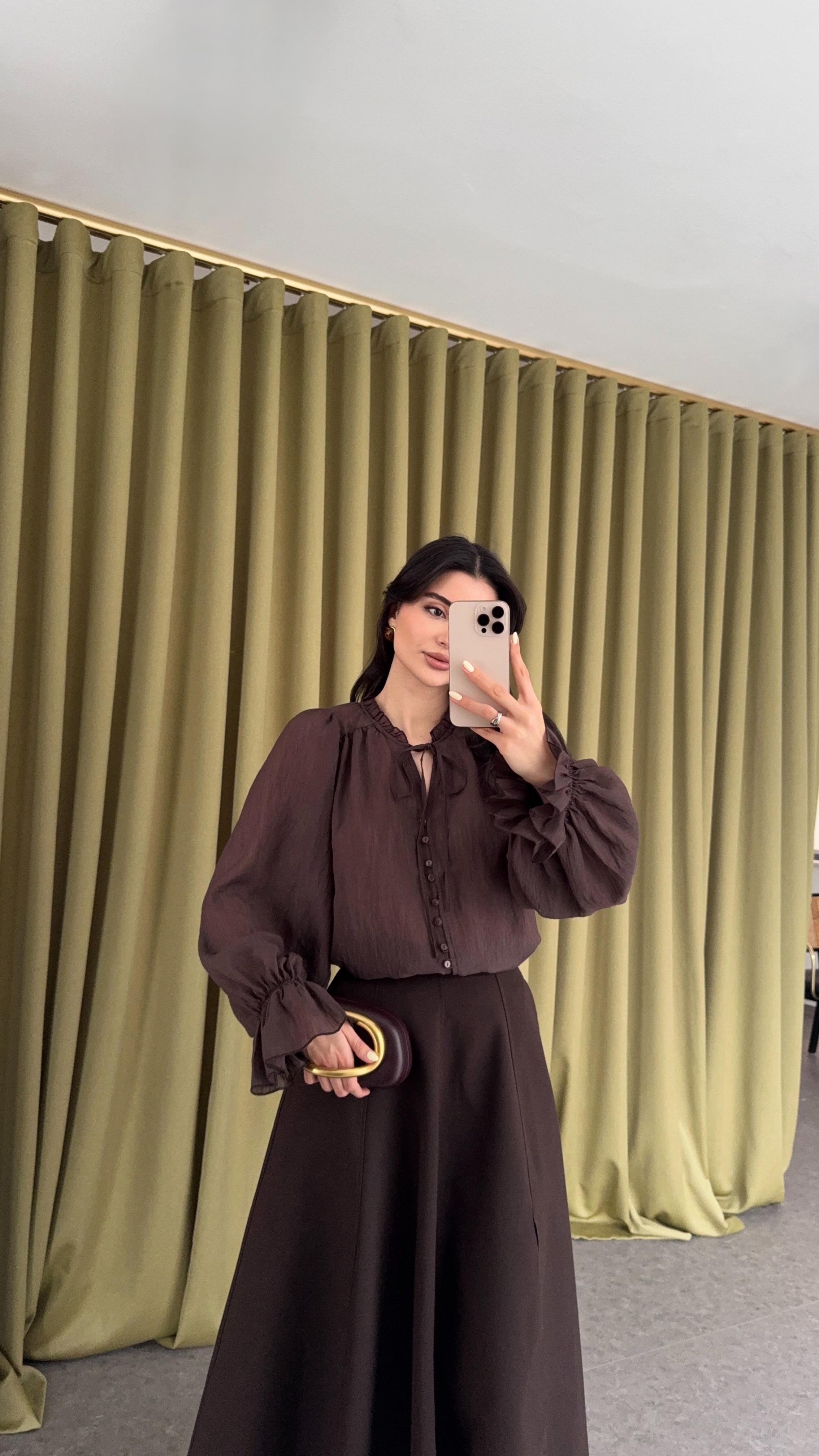Yakası Fırfırlı Kahve Gömlek