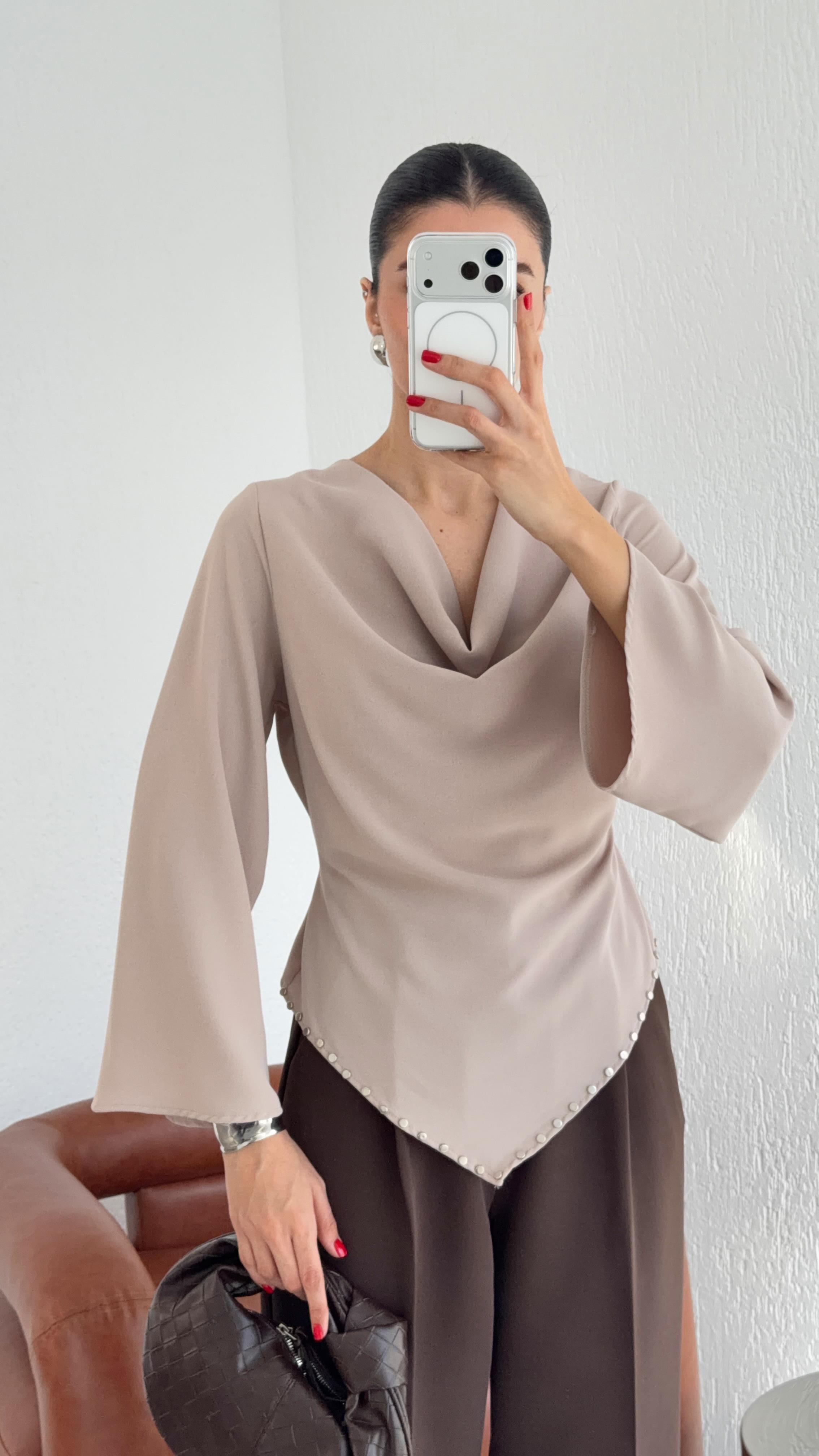 Zımbalı Asimetrik Vizon Bluz