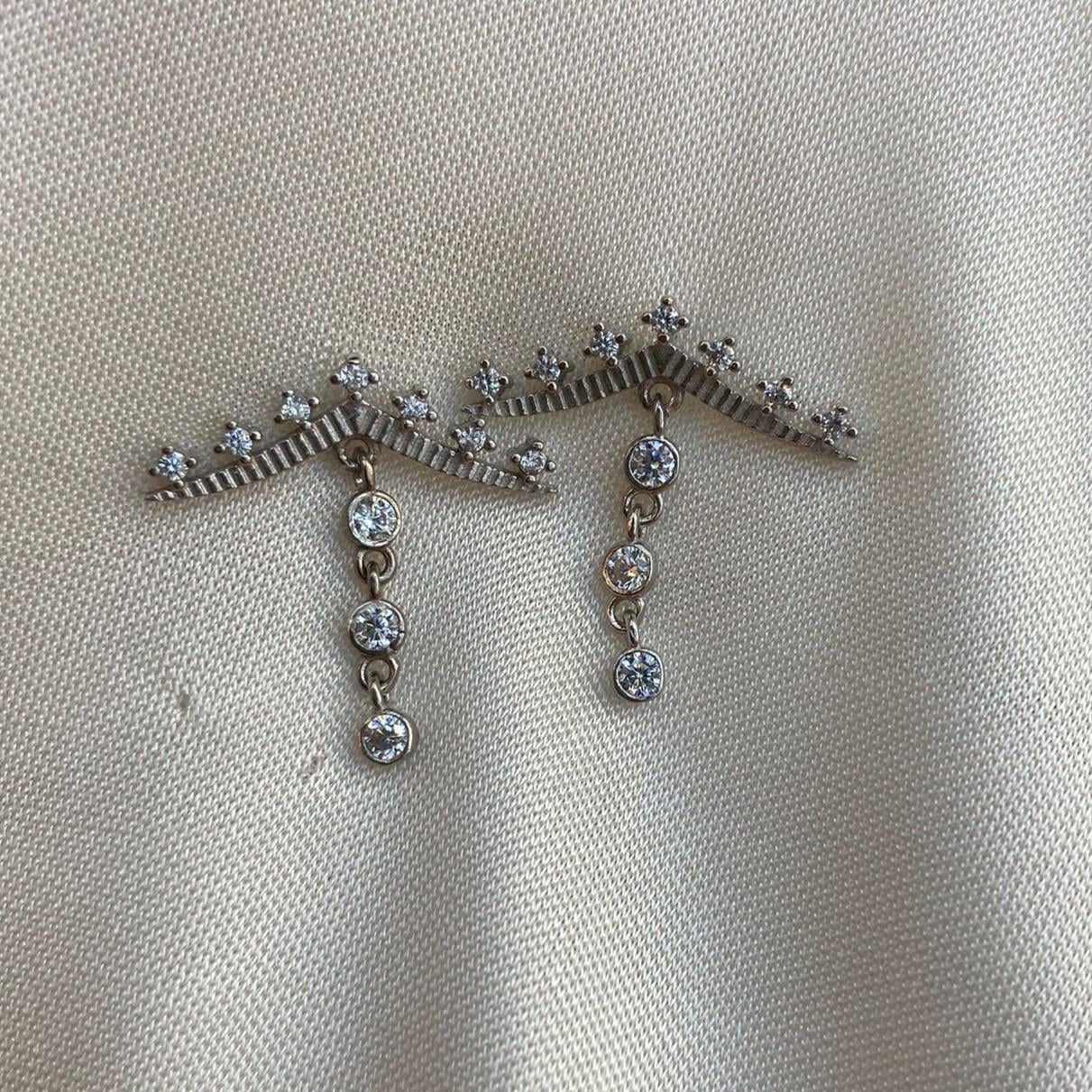 KüpeÜç Taş Sallantılı Yay Küpe Rodyum