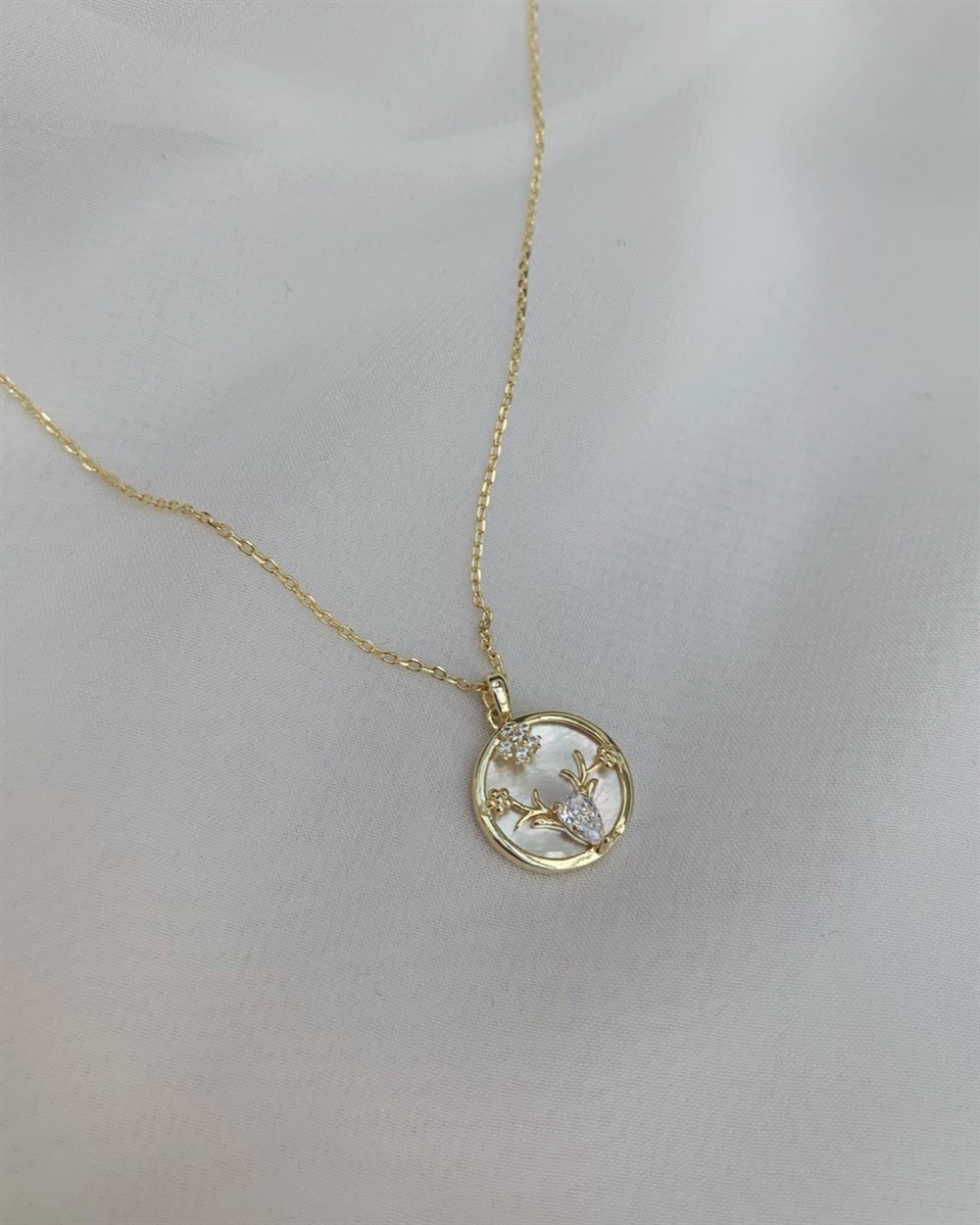KolyeBeyaz Sedefli Madalyon Geyik Kolye Gold