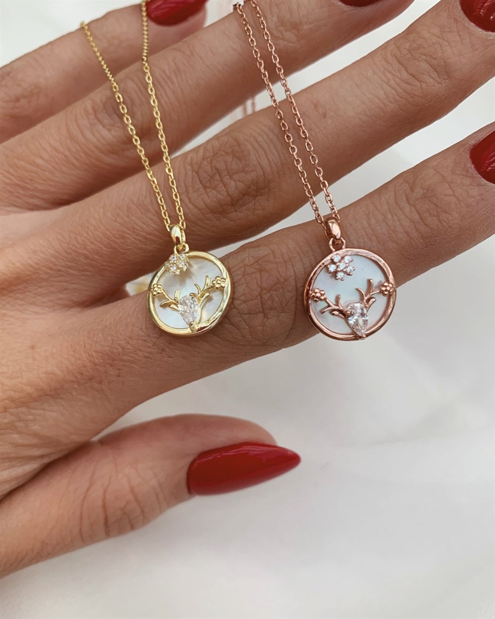 KolyeBeyaz Sedefli Madalyon Geyik Kolye Rose