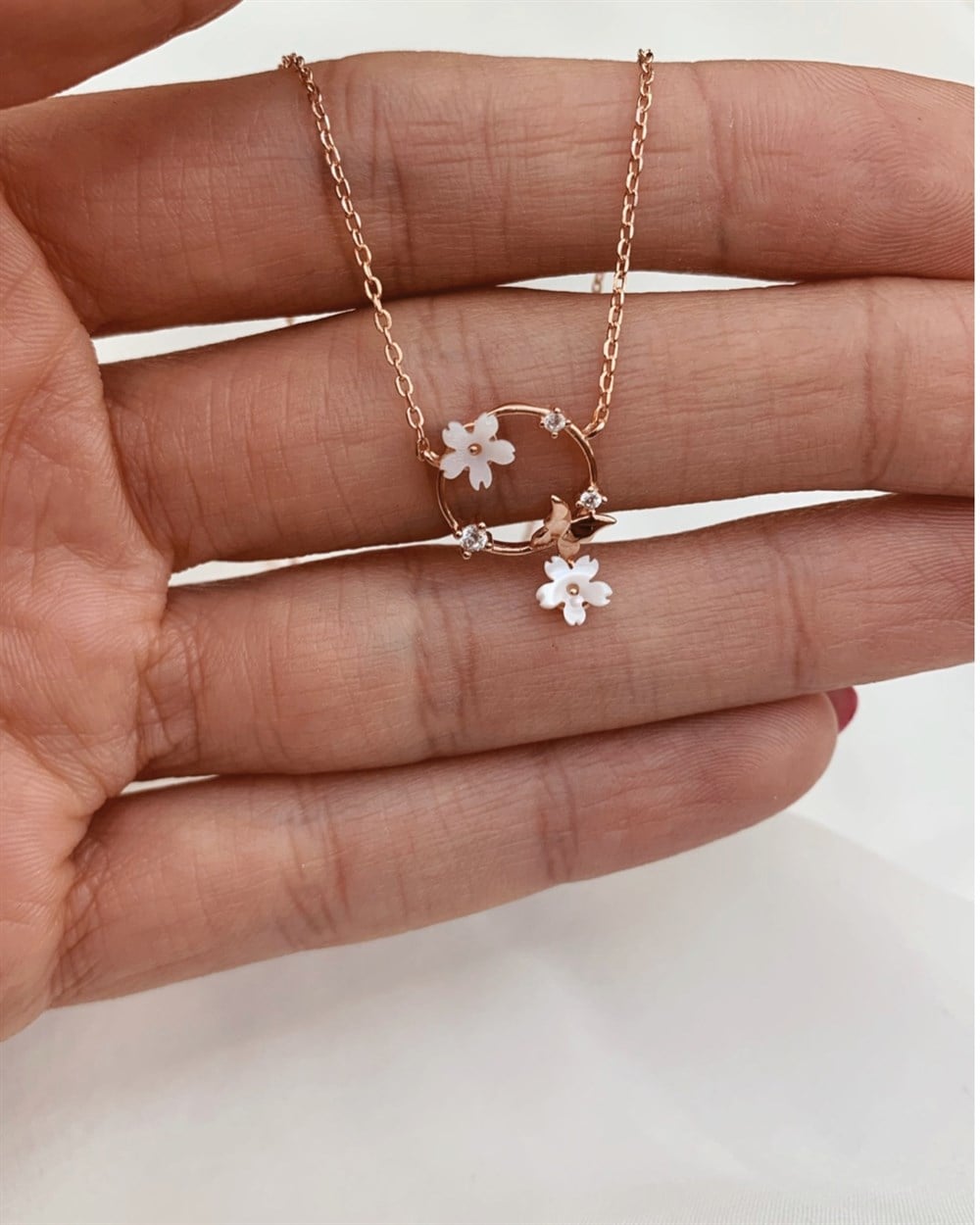 KolyeÇiçek Sallantılı Kelebek Detay Halka Kolye Rose
