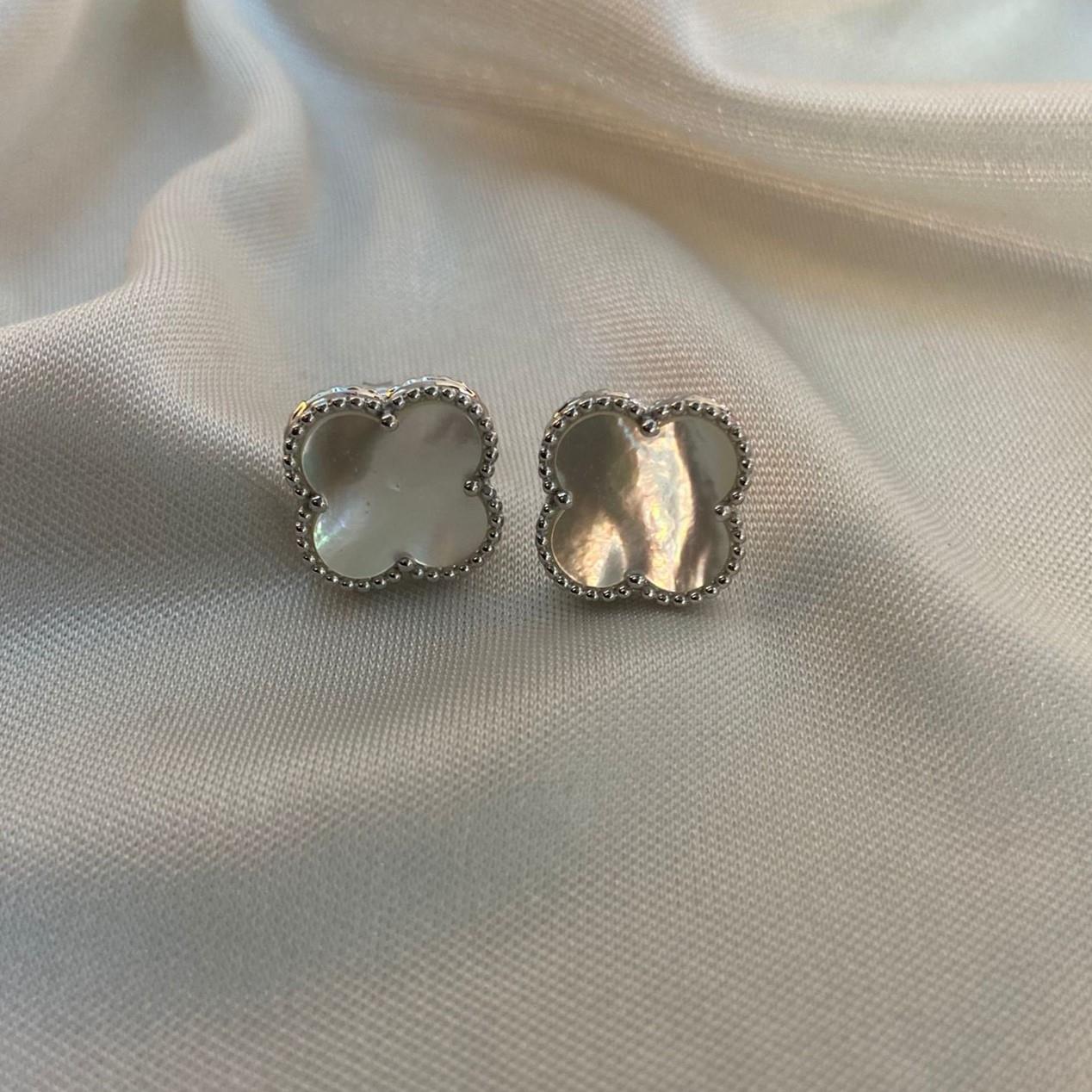 KüpeBeyaz Sedefli Yonca Küpe Silver