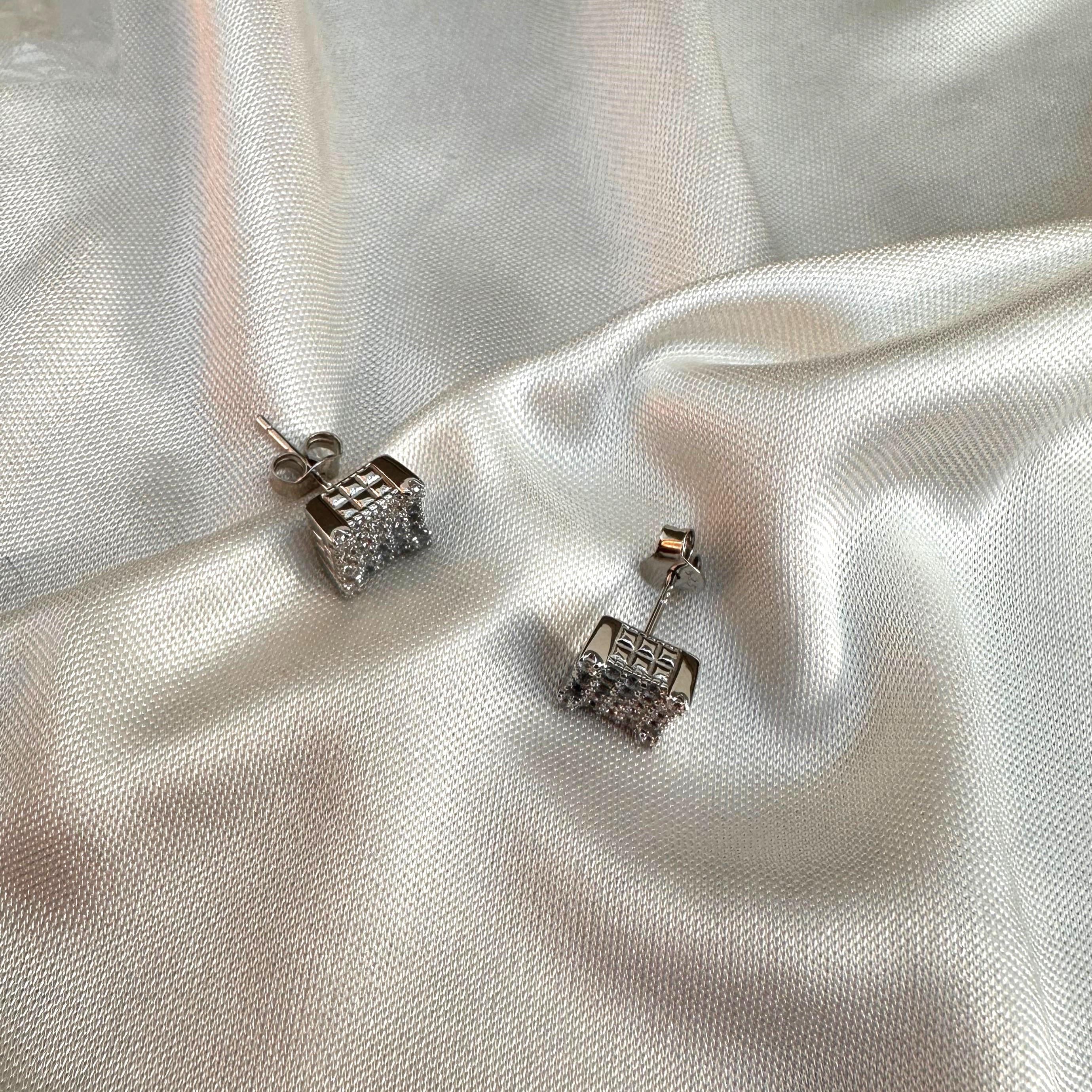 KüpeTaşlı Kare Düğme Pin Küpe Rodyum