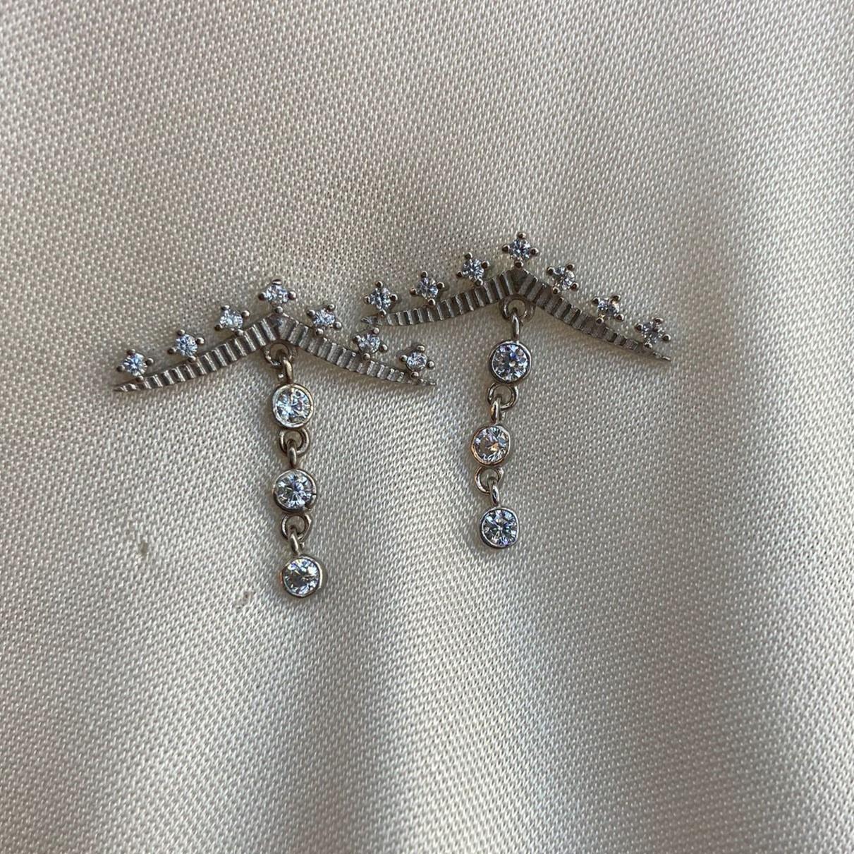 KüpeÜç Taş Sallantılı Yay Küpe Rodyum